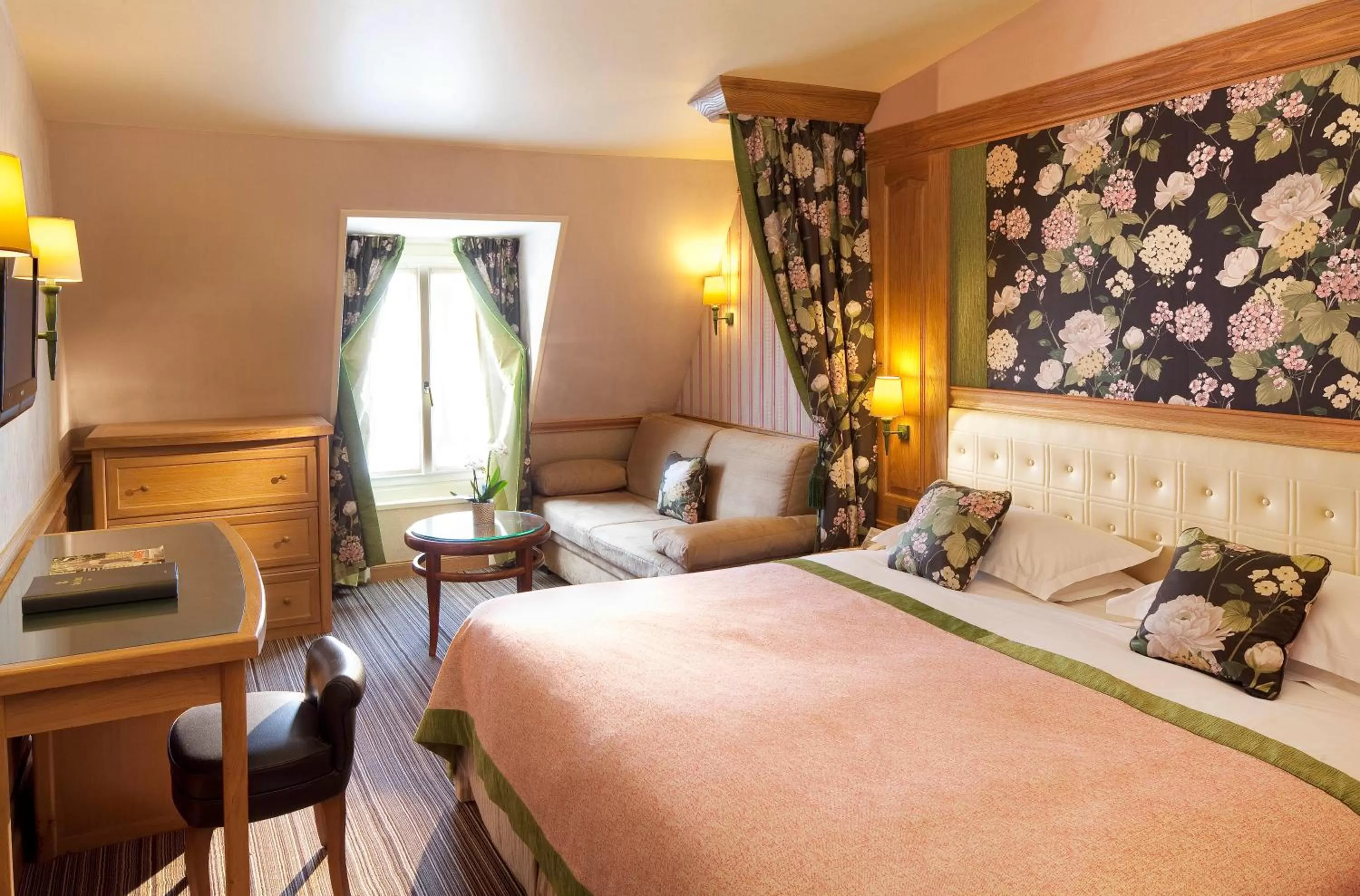 Photo of the whole room, Bed in La Perle Saint Germain des Prés
