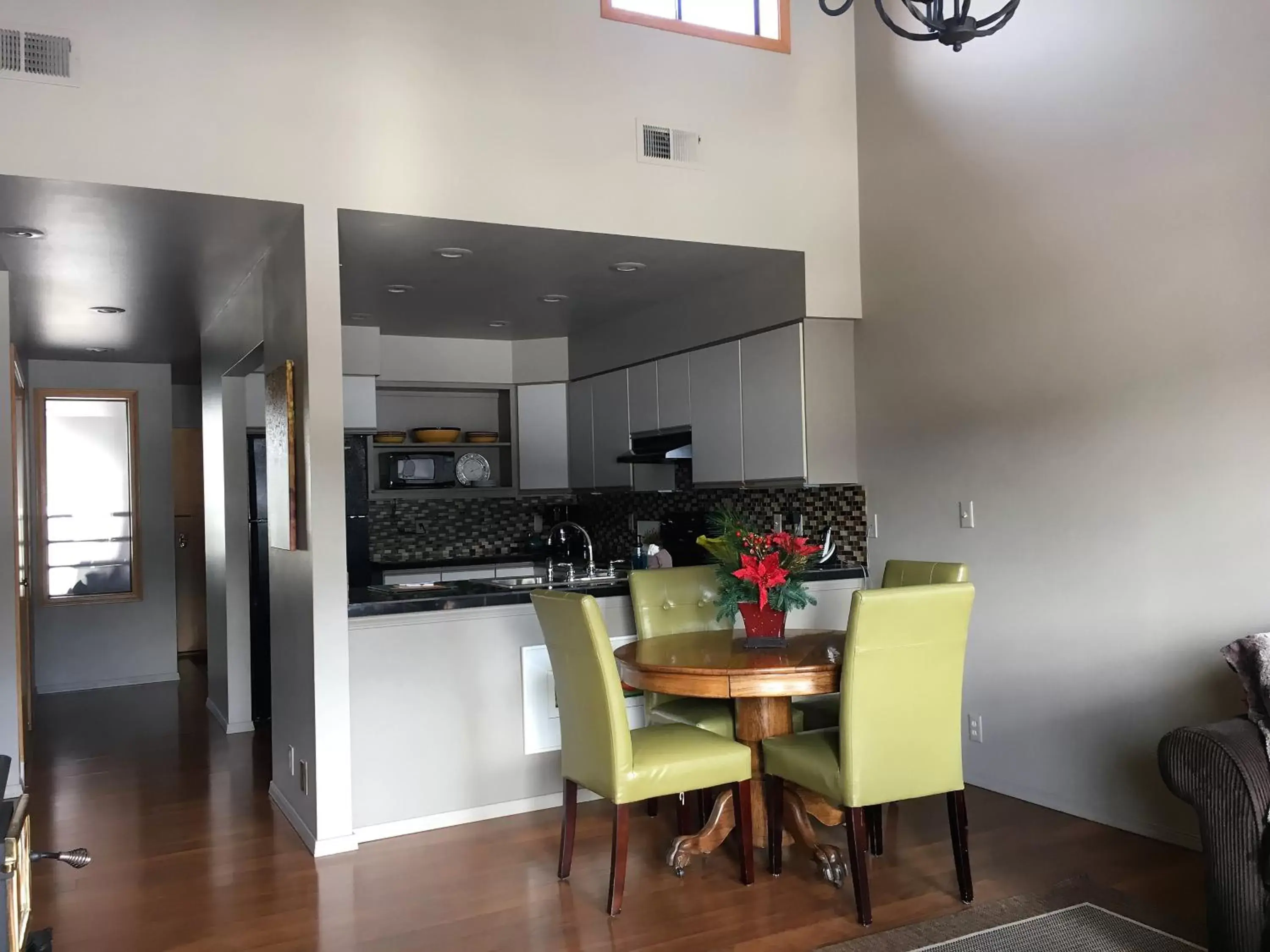 Kitchen or kitchenette, Dining Area in Der Sportsmann Suites