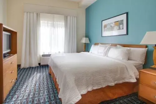 Bed in Fairfield Inn & Suites by Marriott Clermont