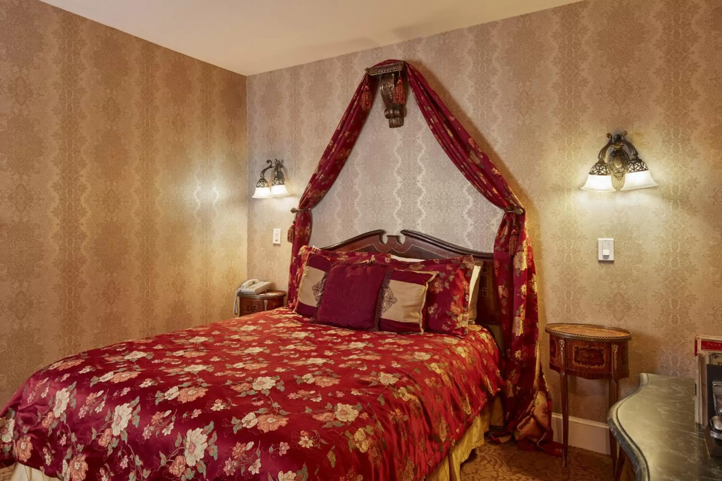 Bedroom, Bed in Queen Anne