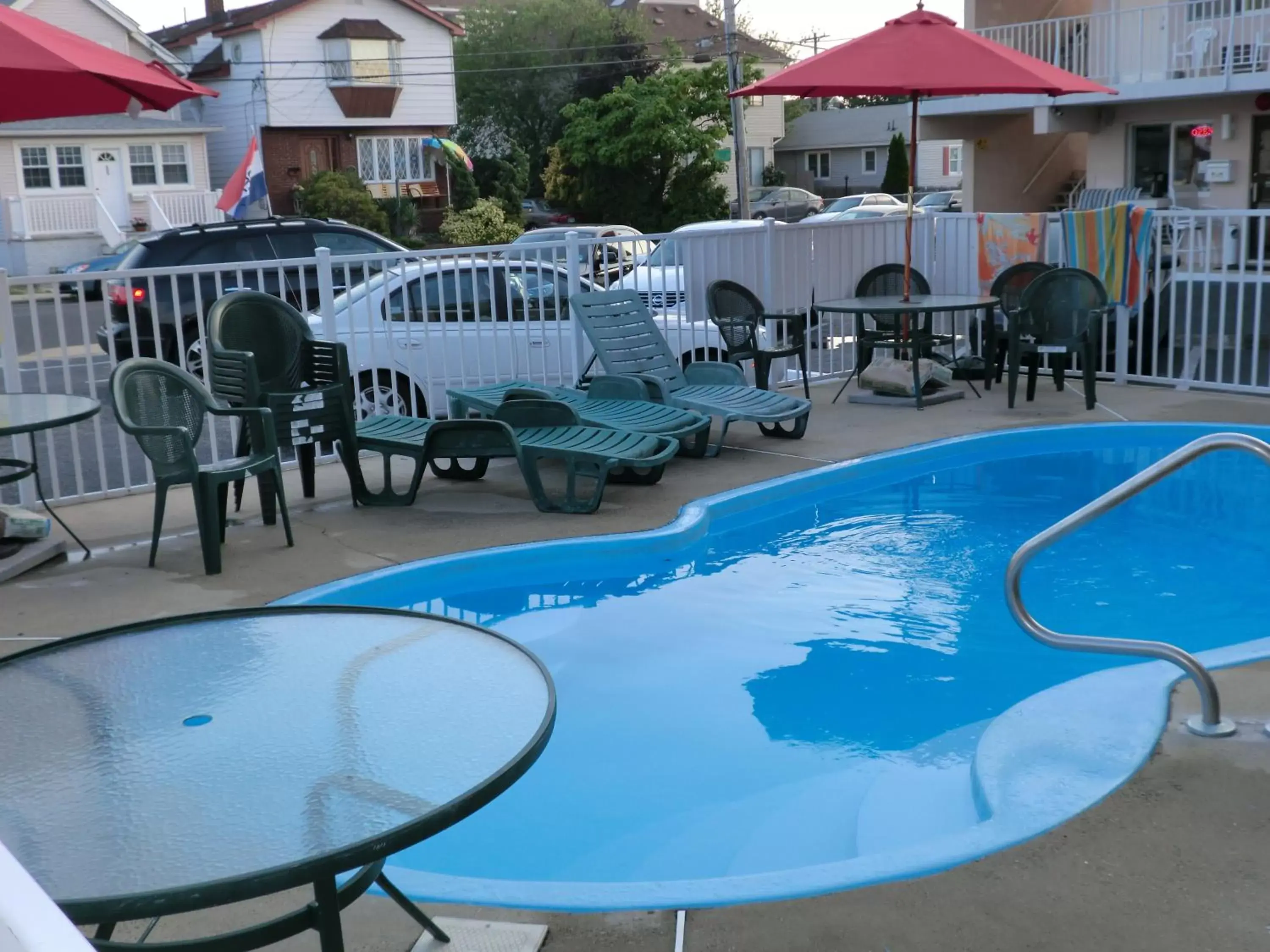 Swimming Pool in Bay Breeze Motel