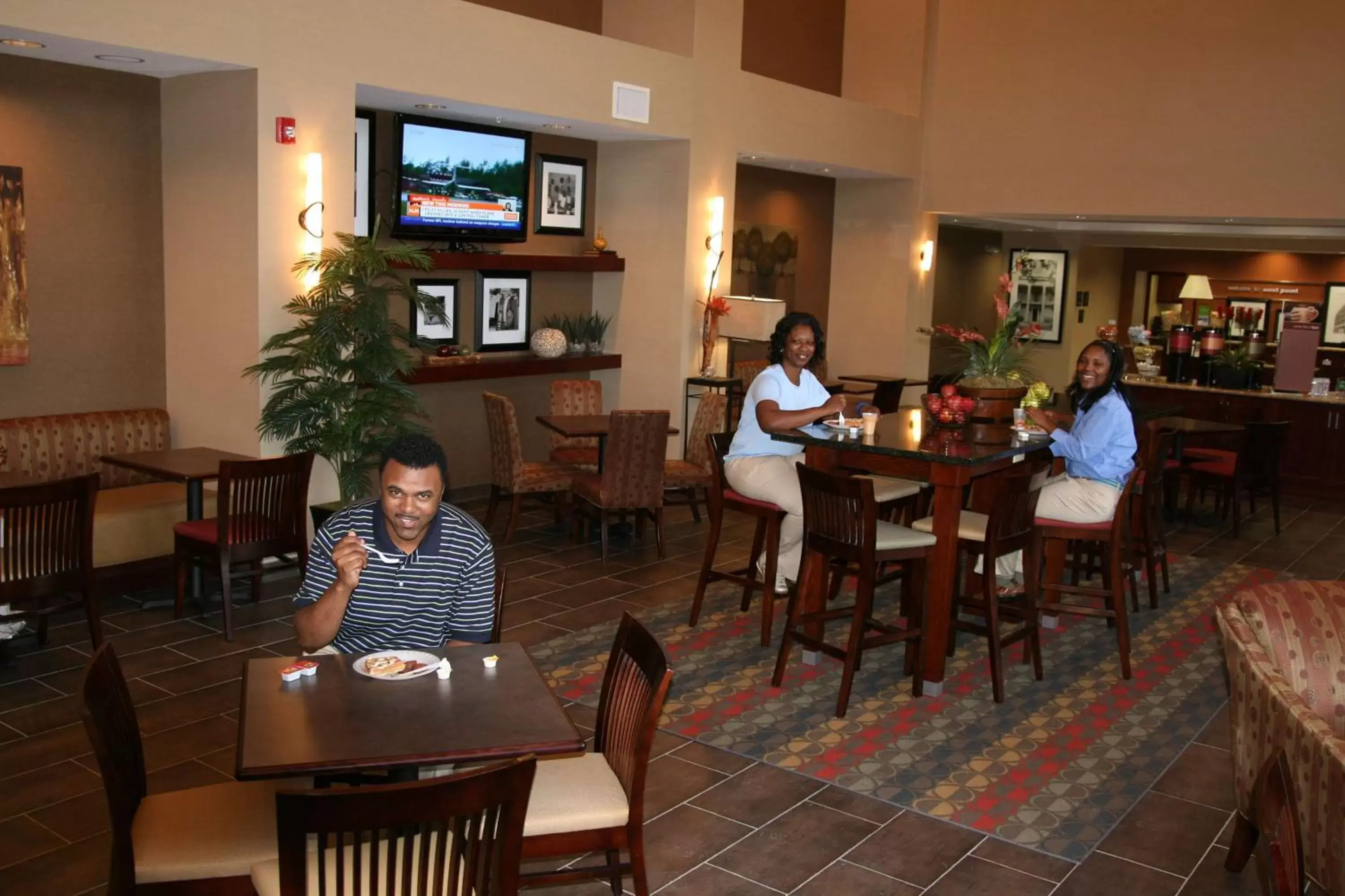 Dining area, Restaurant/Places to Eat in Hampton Inn & Suites West Point