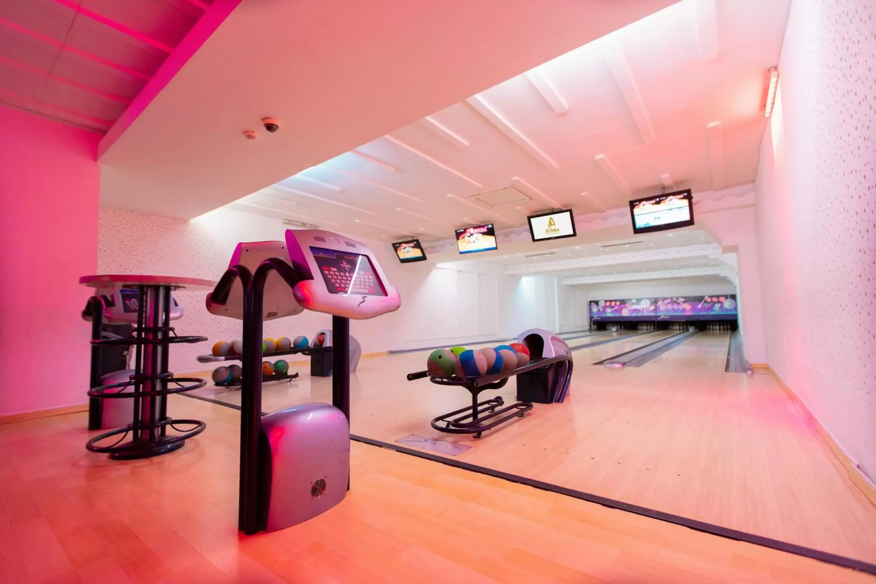 Bowling, Fitness Center/Facilities in The Penthouse Suites Hotel