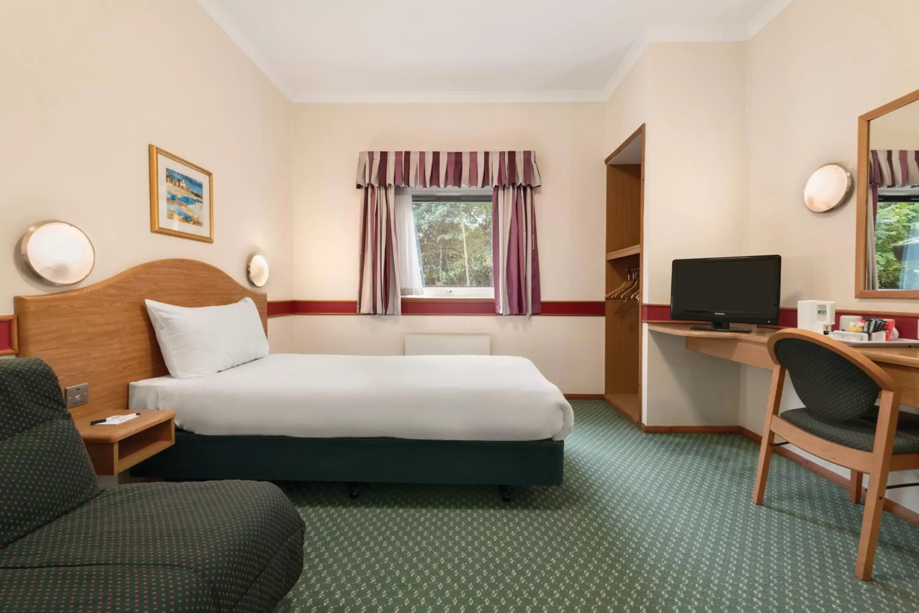 Photo of the whole room, Bed in Days Inn by Wyndham Donington