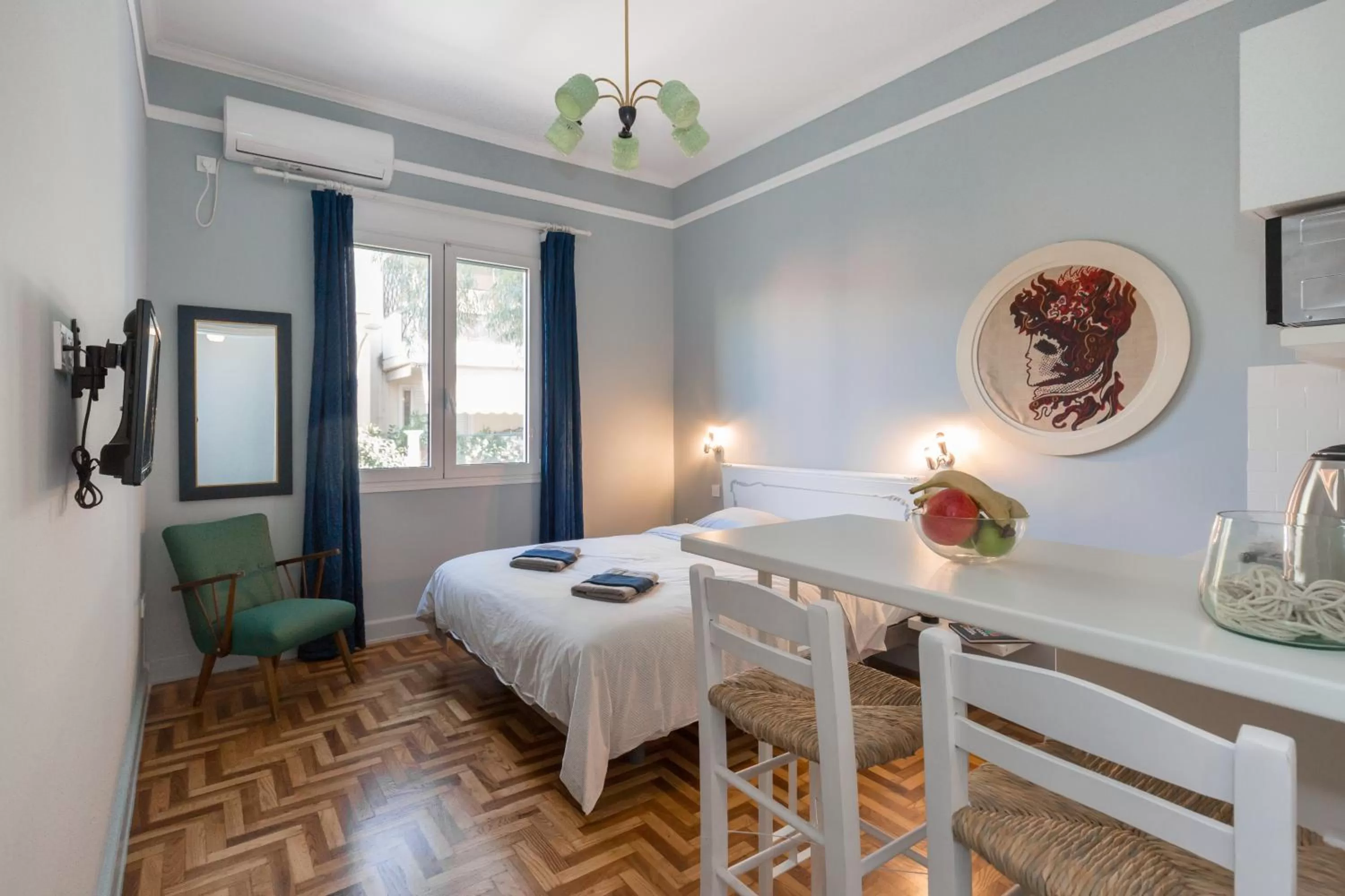 Bed in Troon of Athens Apartments