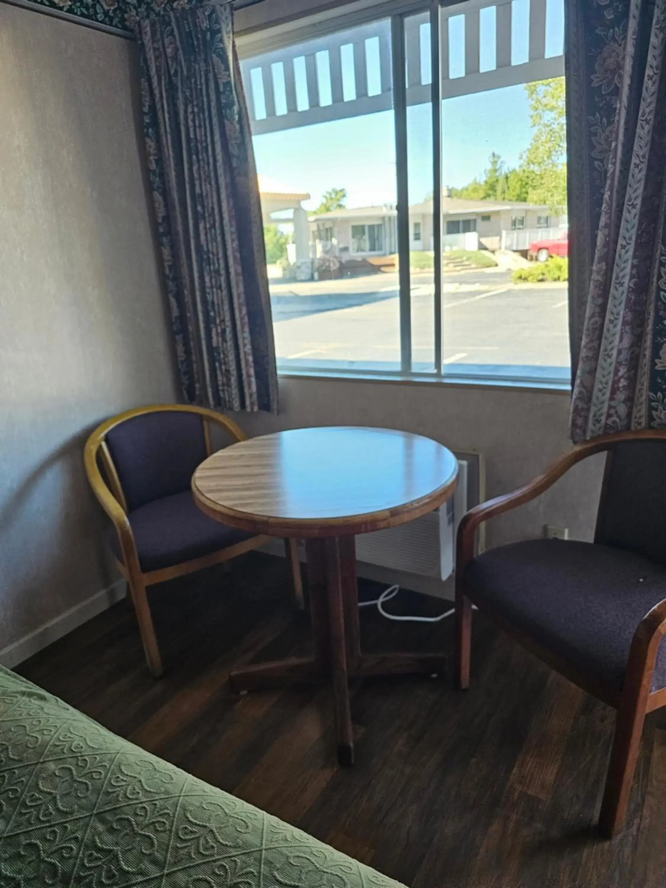 Seating Area in Americas Best Value Inn Mackinaw City