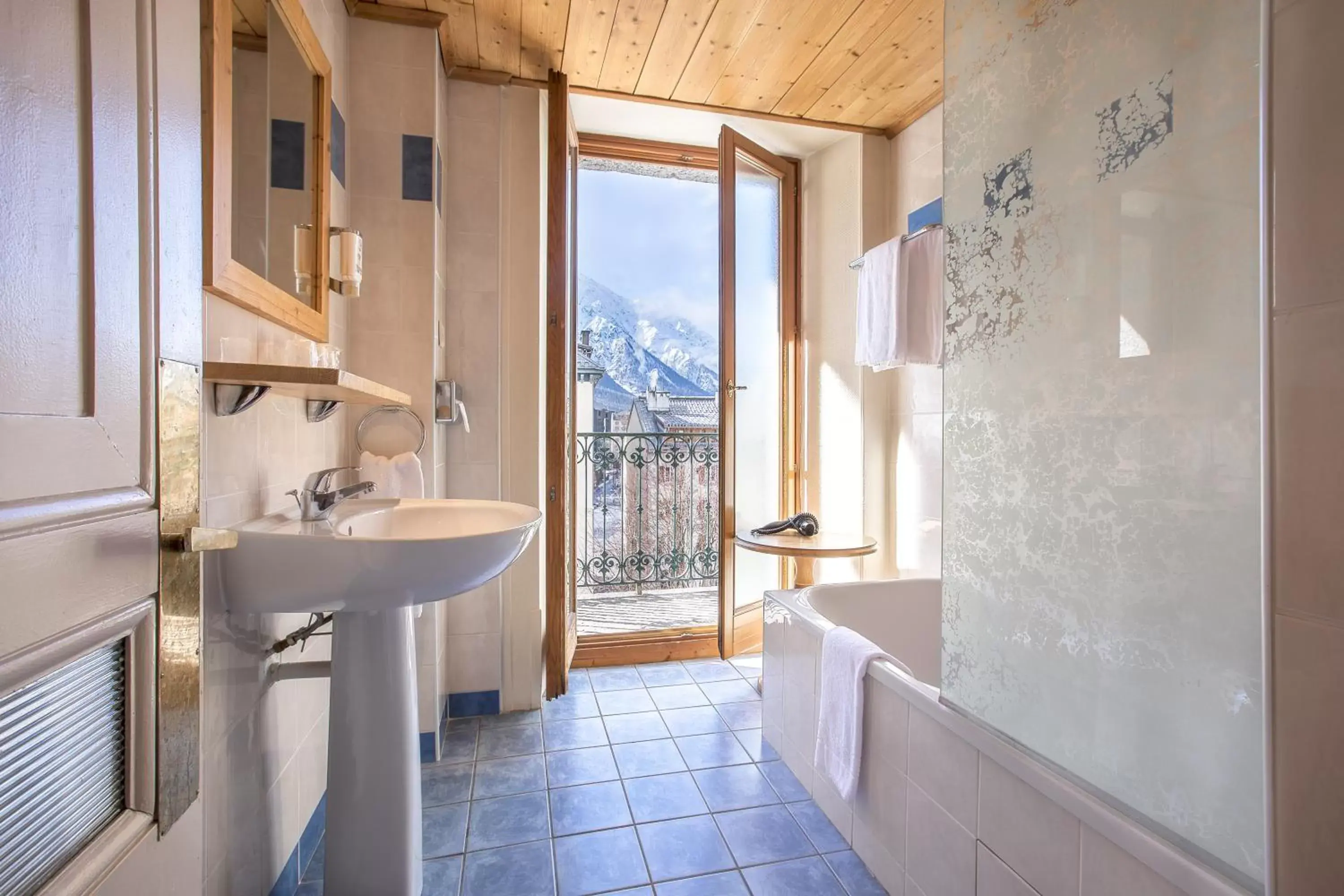 Bathroom in La Croix Blanche