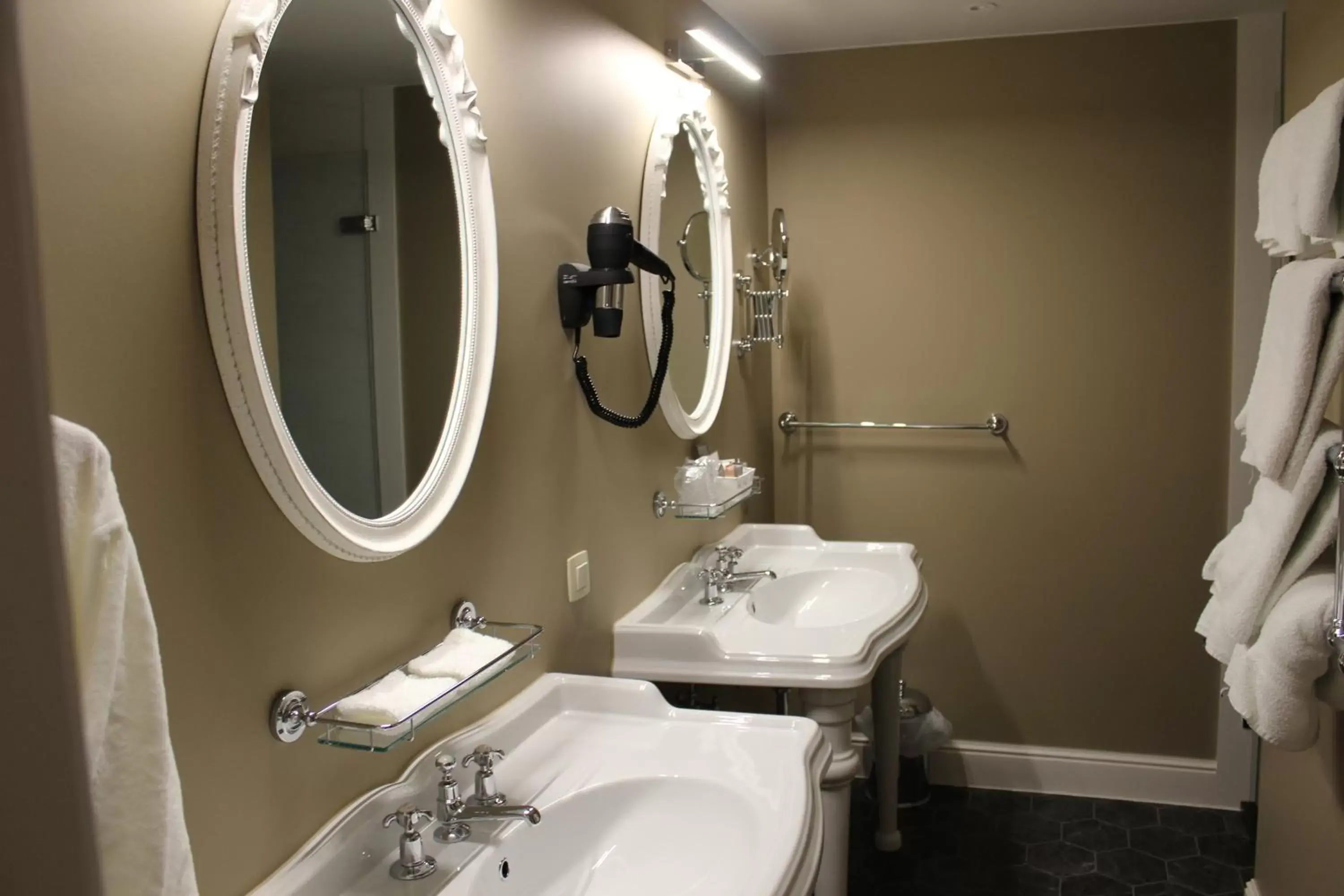 Bathroom in Boutique Hotel De Castillion - Small elegant family hotel