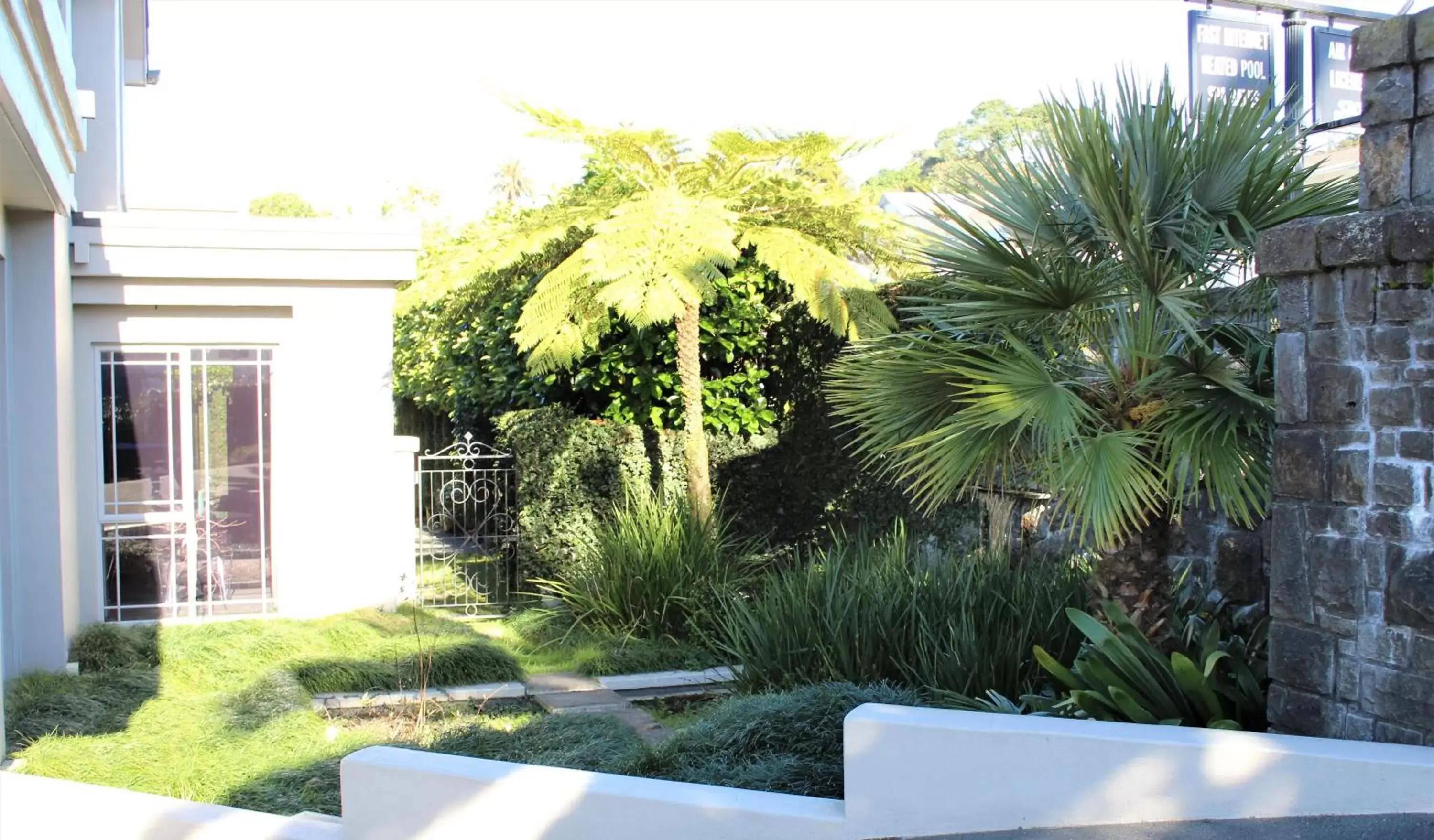 Facade/entrance, Garden in Lodge Bordeaux