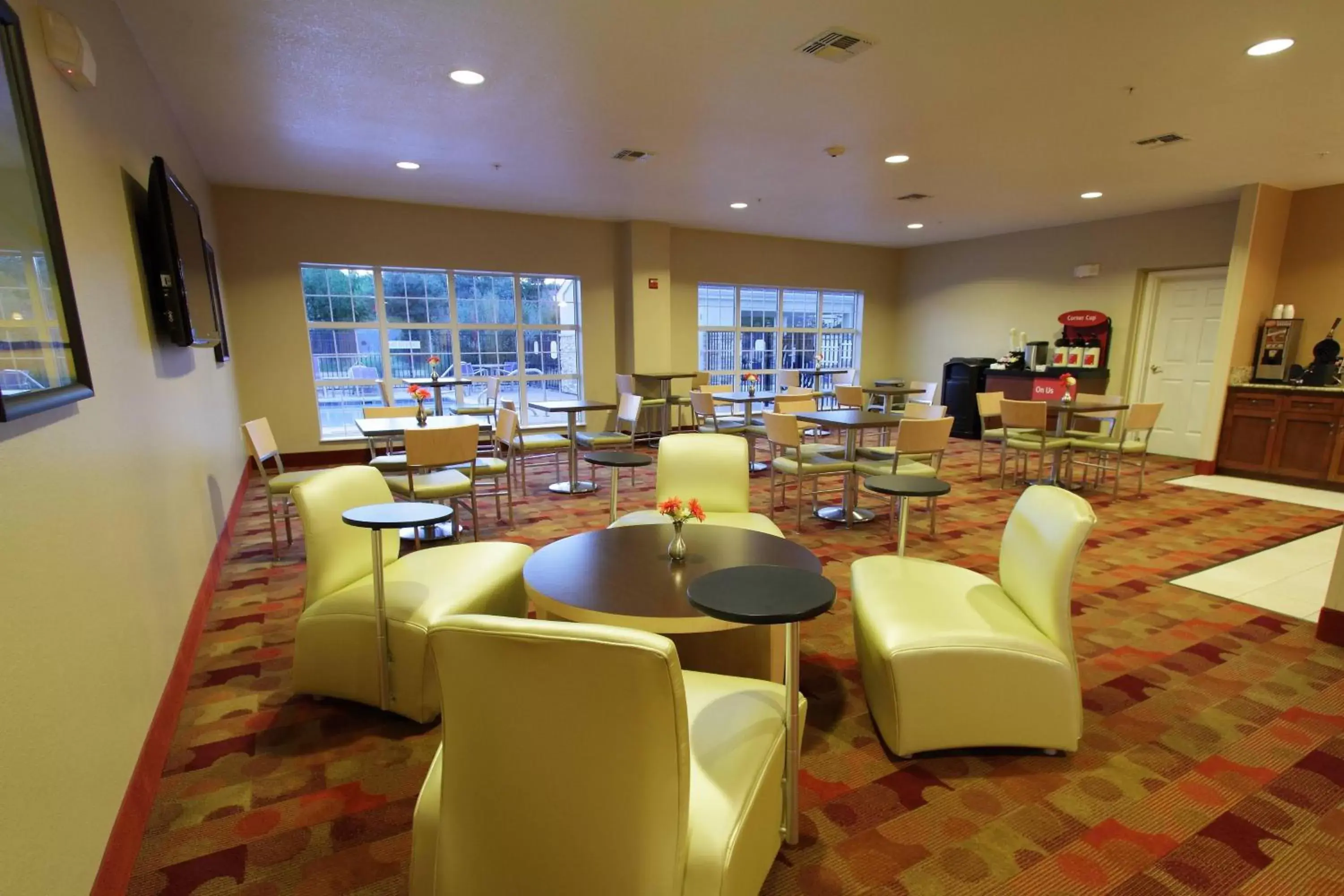 Breakfast, Lounge/Bar in TownePlace Suites by Marriott Killeen