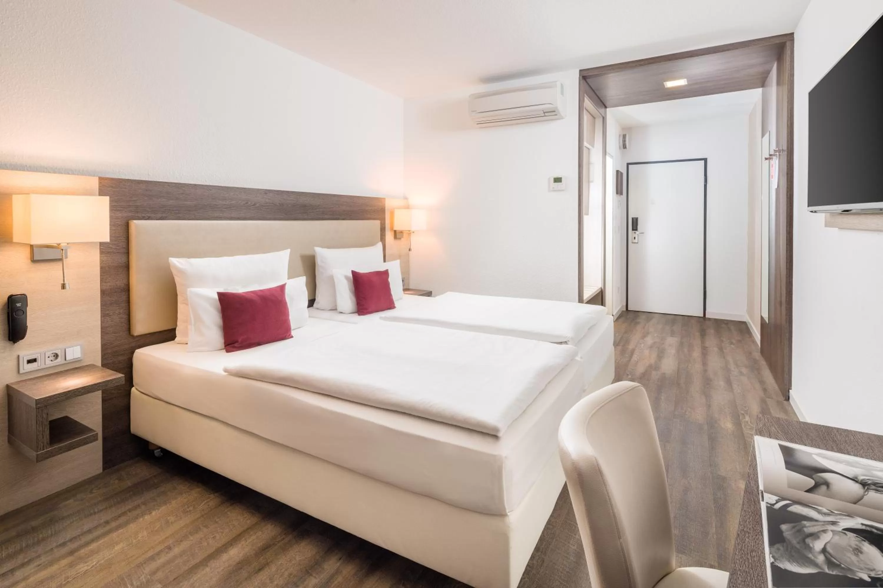 Photo of the whole room, Bed in Hotel Newton Karlsruhe