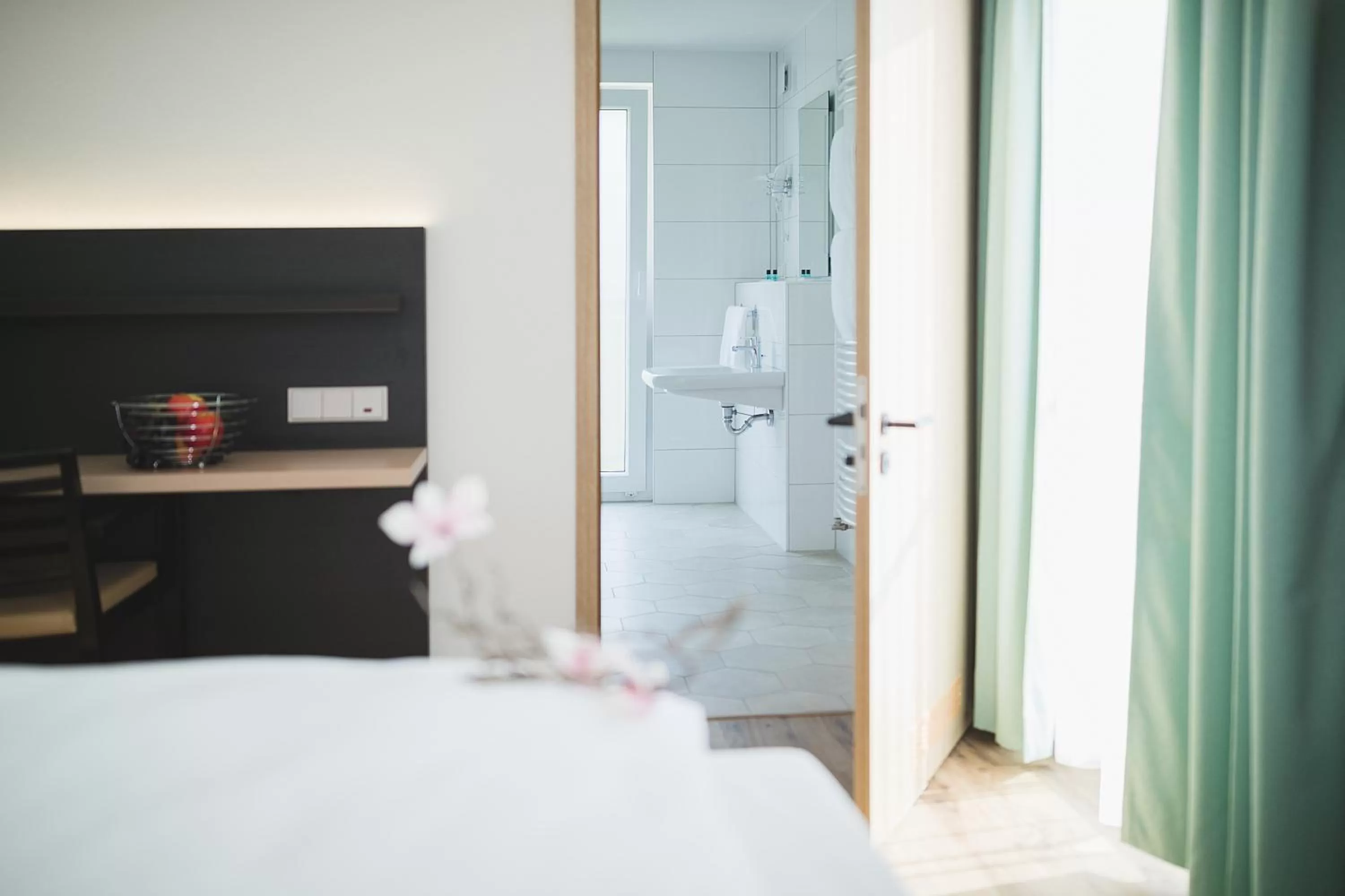 Bathroom, Bed in Hotel U7