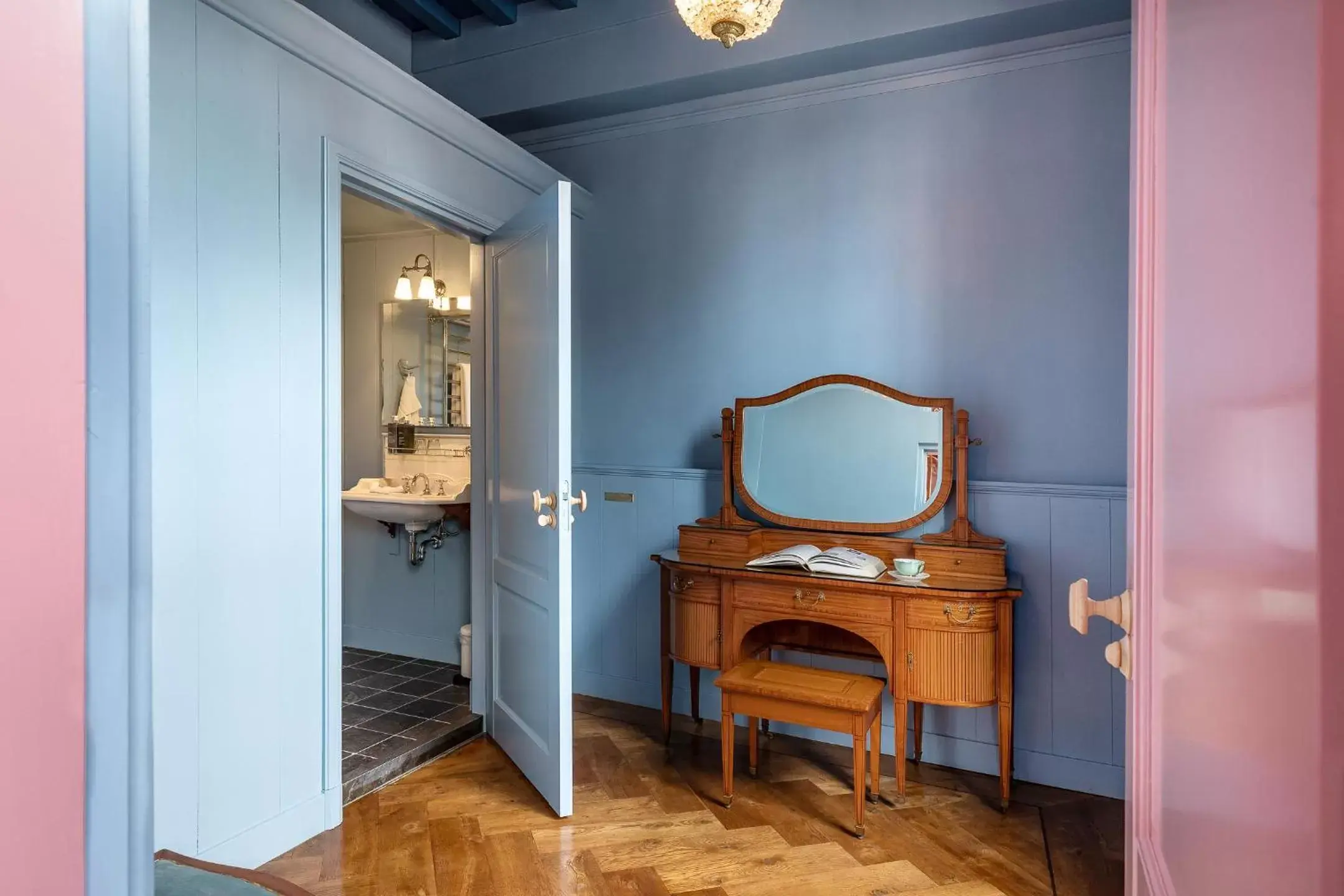 Bathroom, TV/Entertainment Center in Hotel Beijers