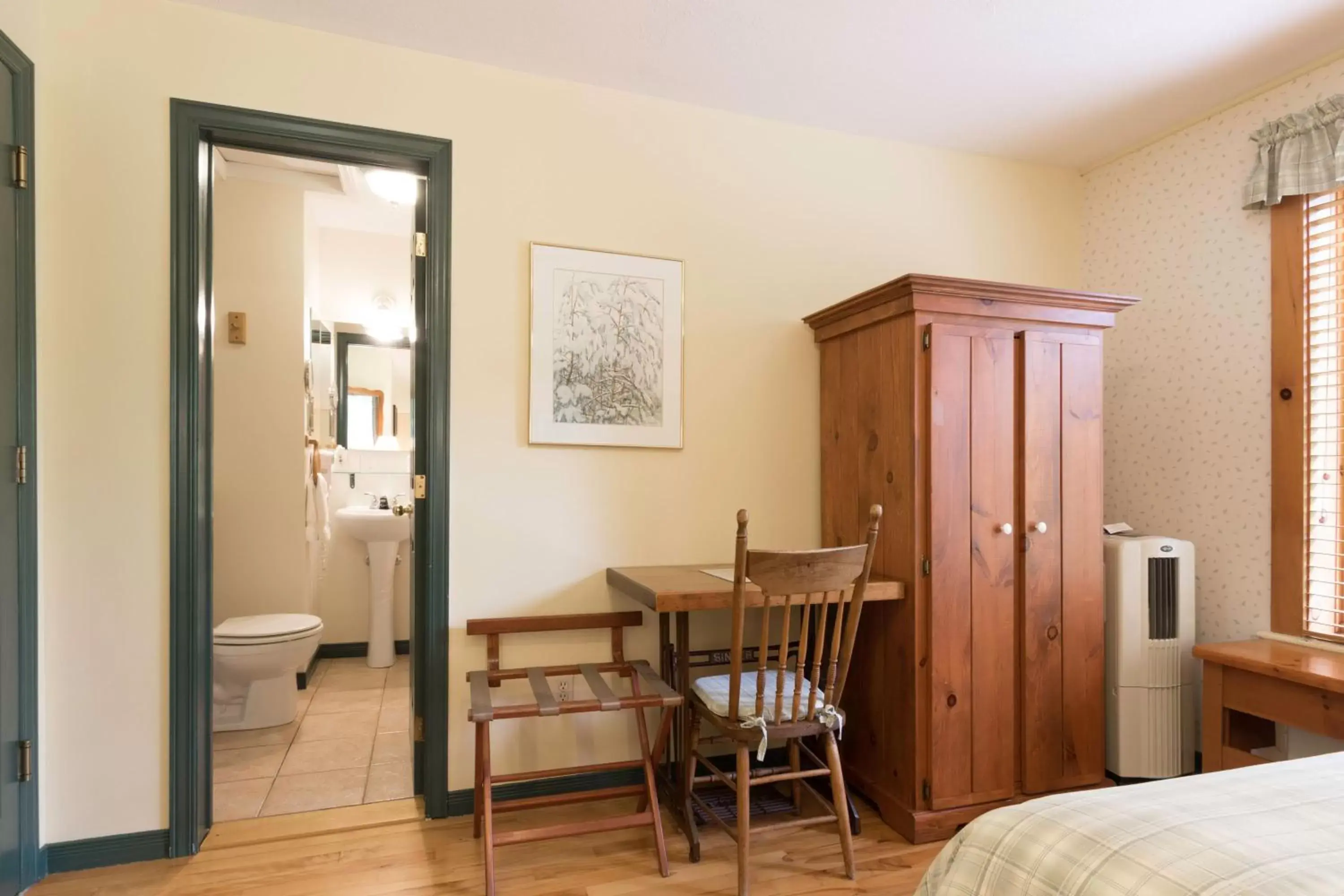 Bedroom, Dining Area in Auberge Le Lupin B&B-Self Check-in