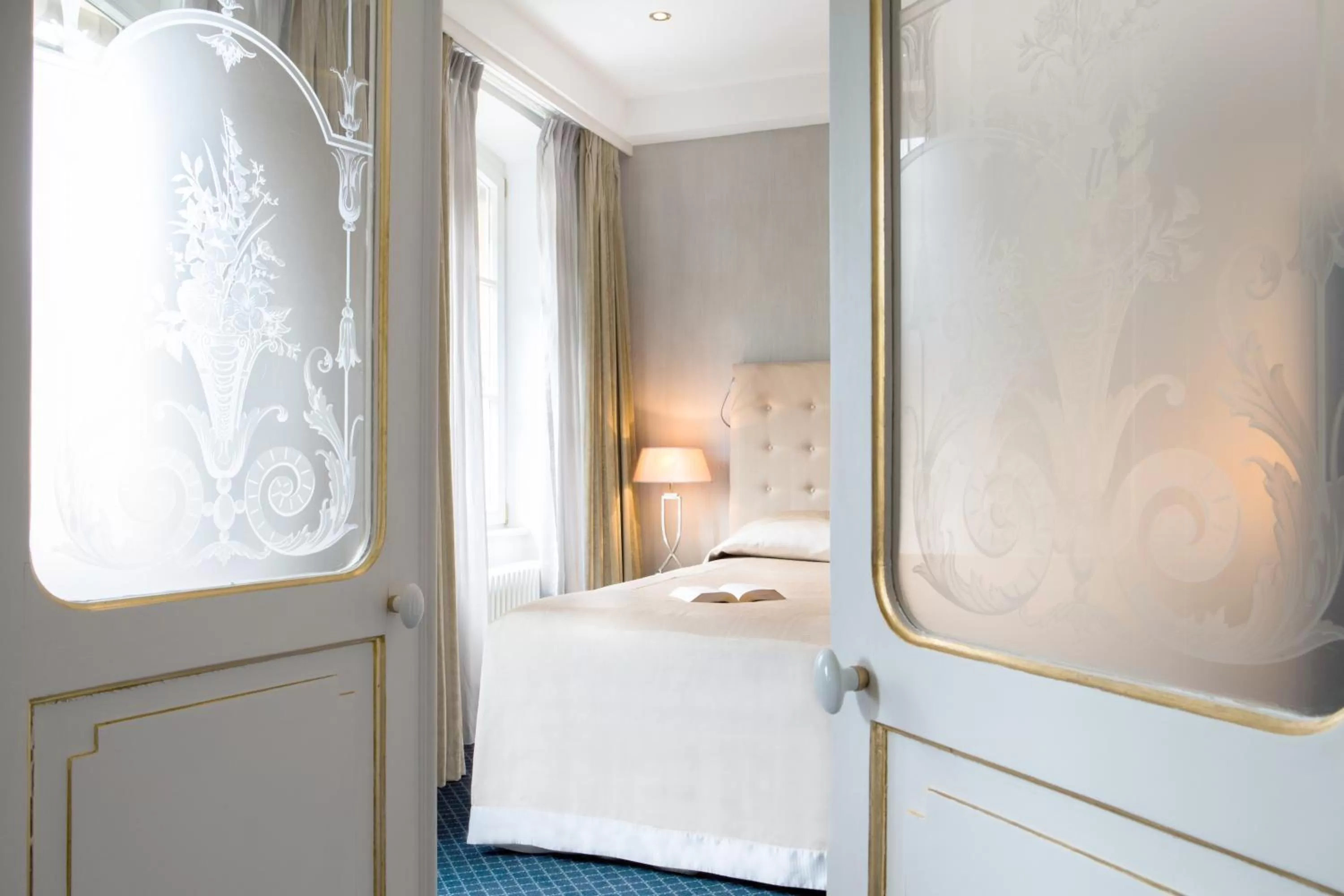 Bed in Hotel Le Place d'Armes - Relais & Châteaux