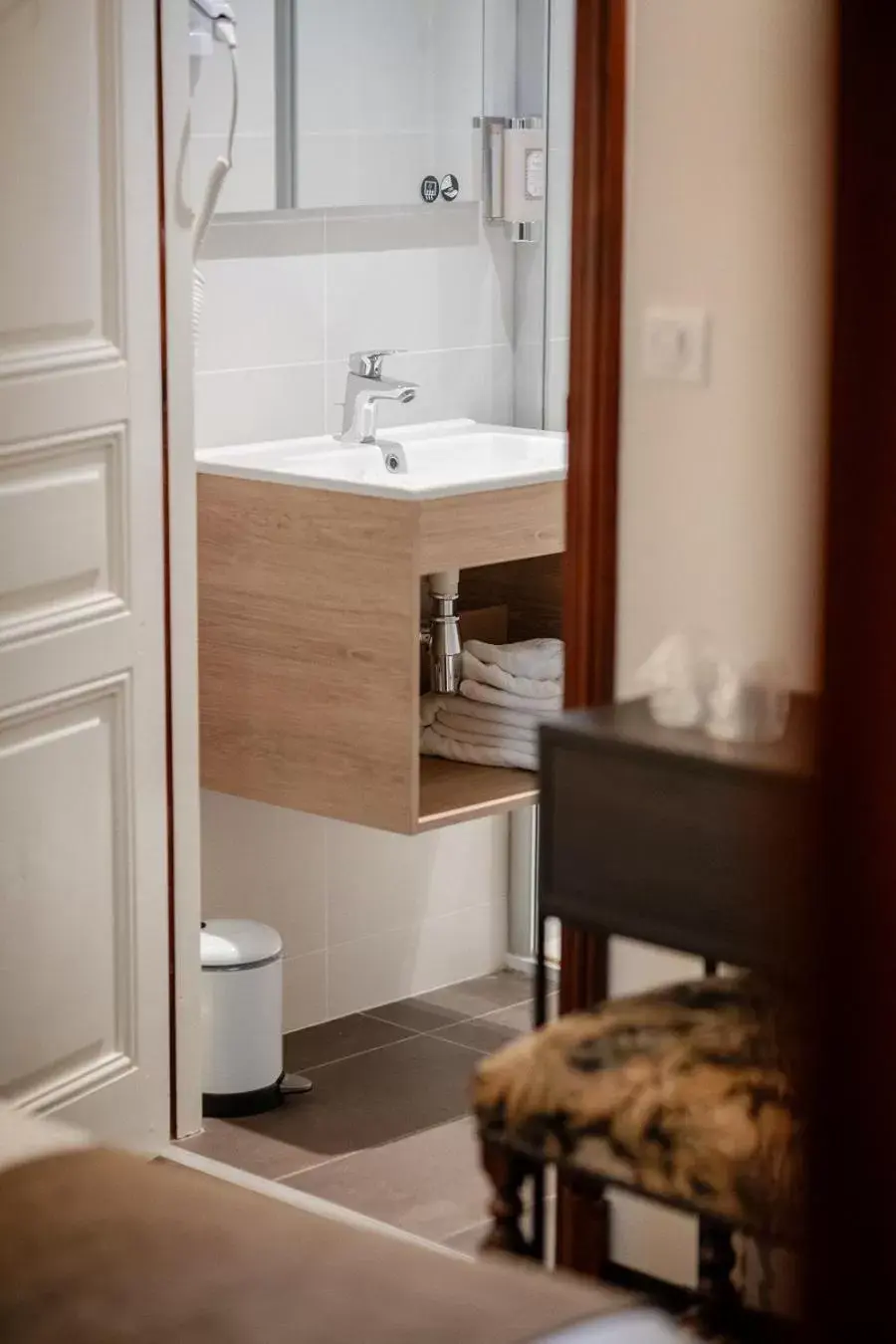 Bathroom in Hôtel La Couleuvrine Sarlat Centre Ville