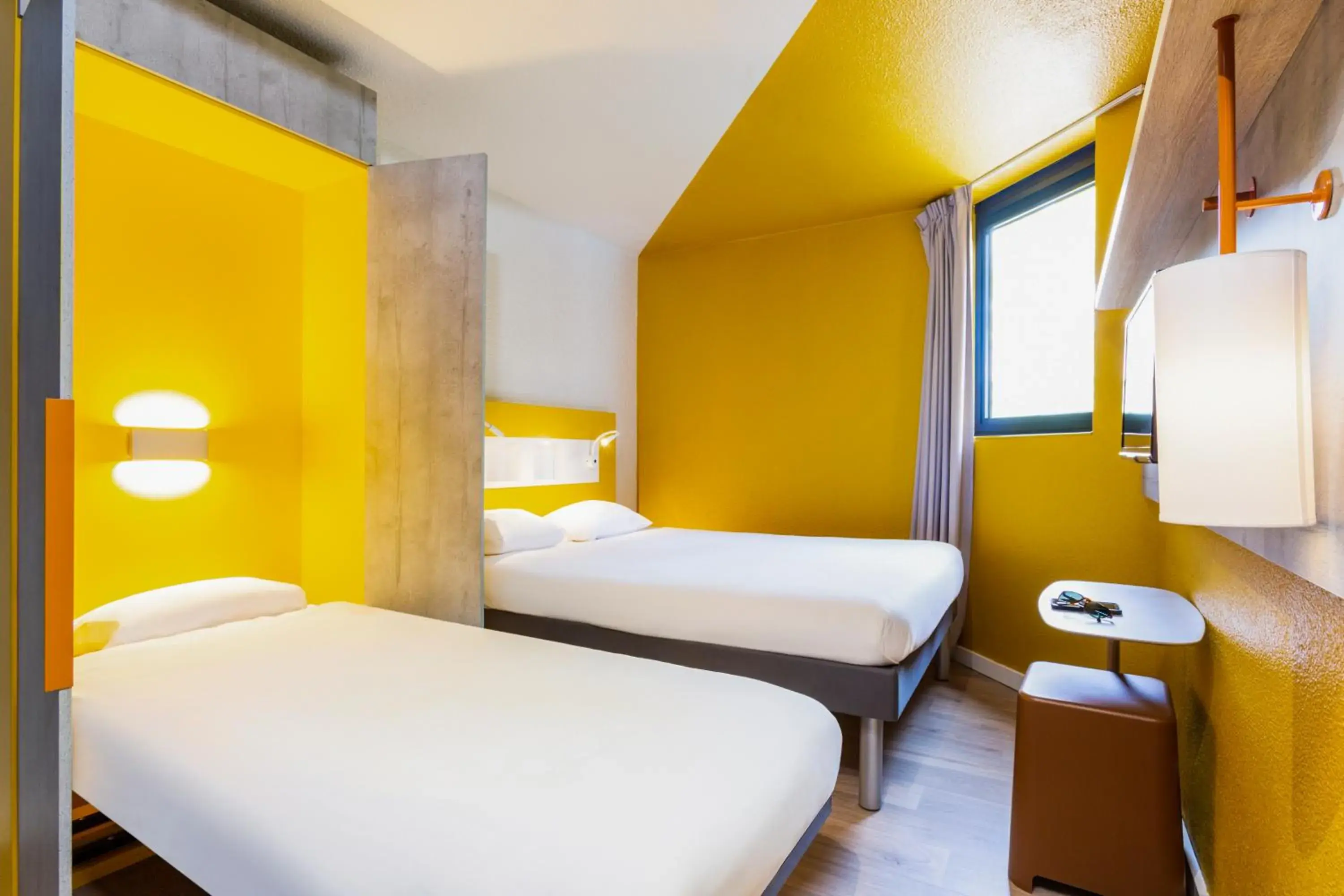 Shower, Bed in ibis budget Marne La Vallée Noisy Le Grand