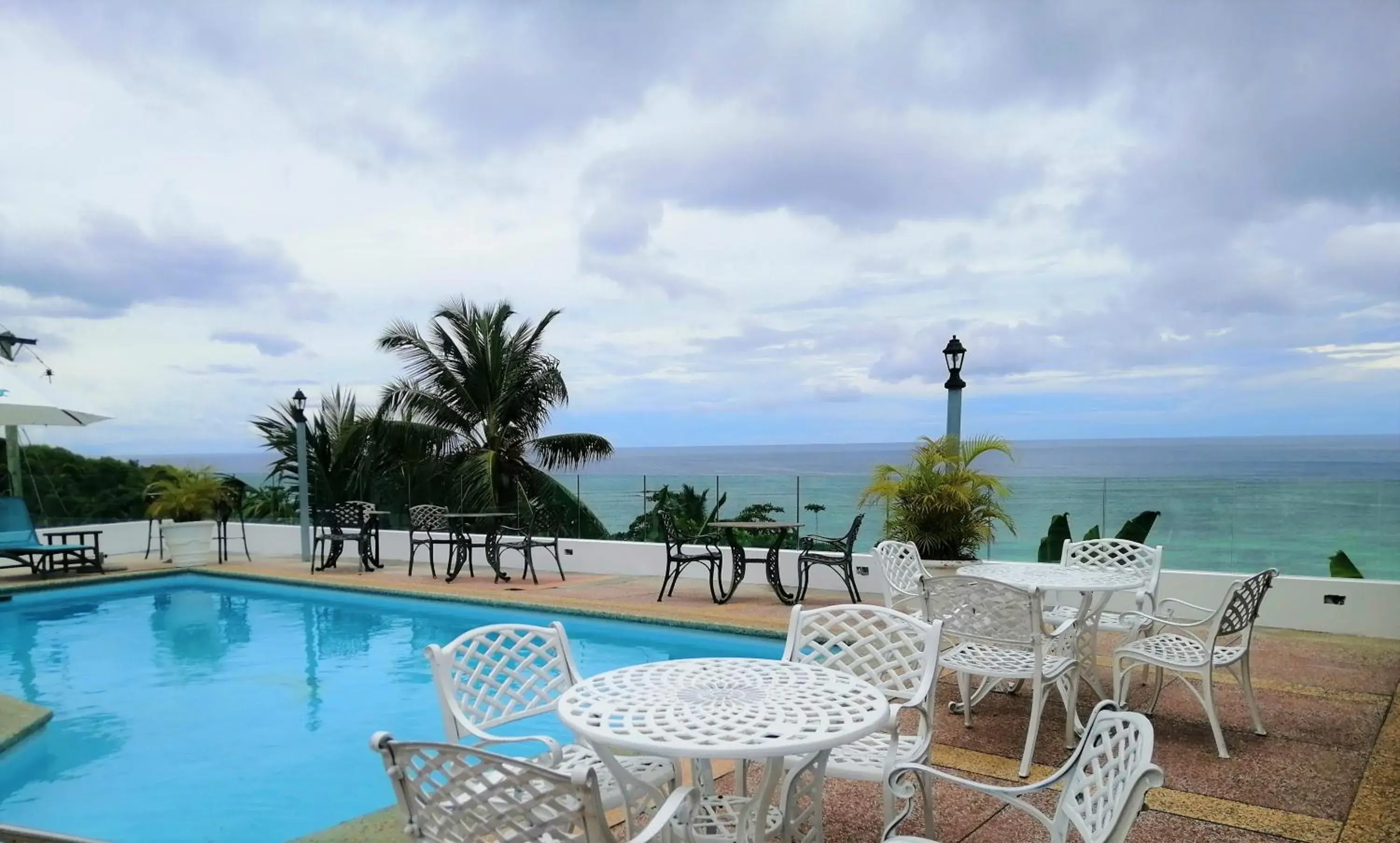 Swimming pool in Le Relax Hotel and Restaurant