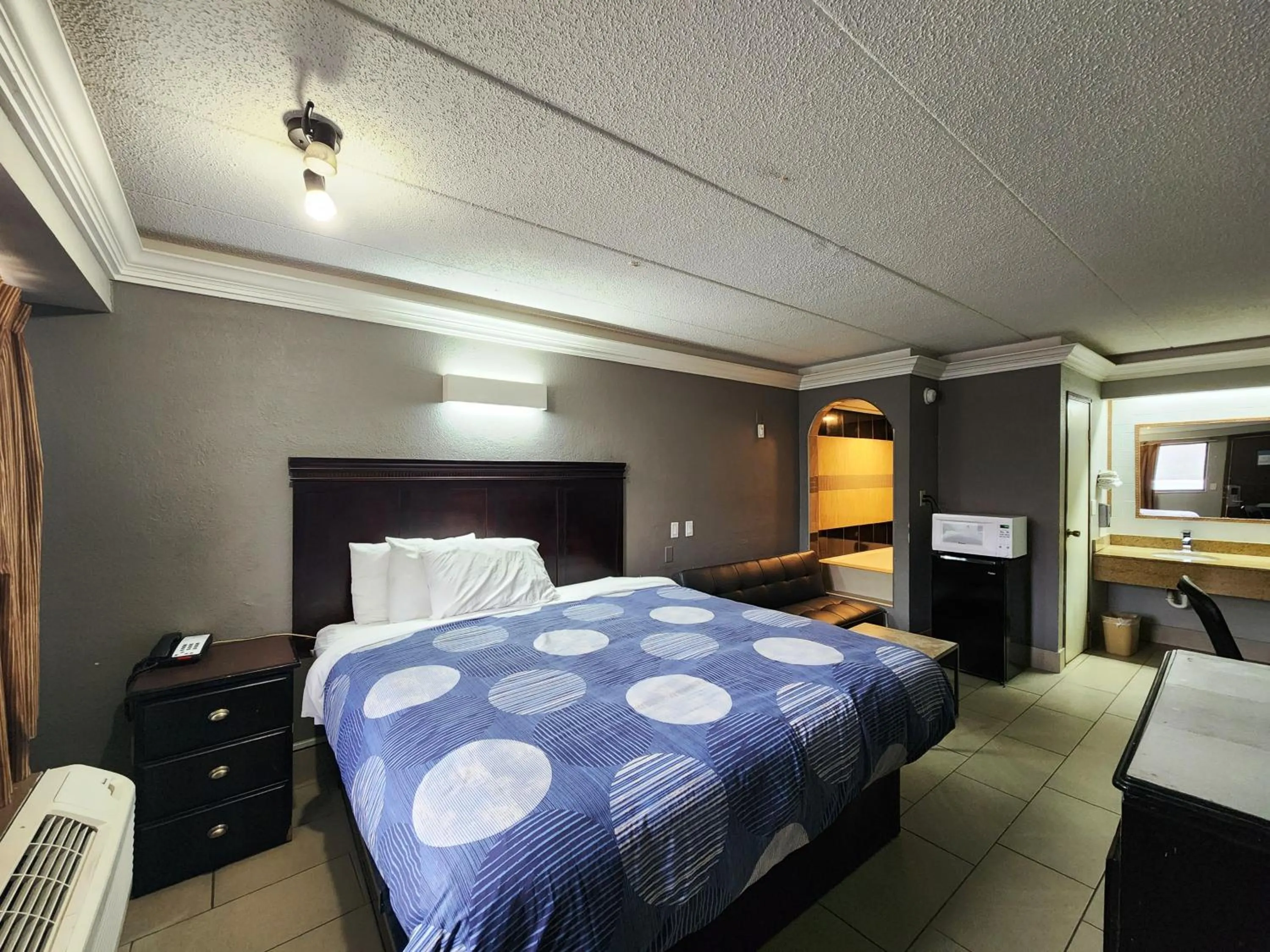 Bed in Americas Best Value Inn and Suites Little Rock