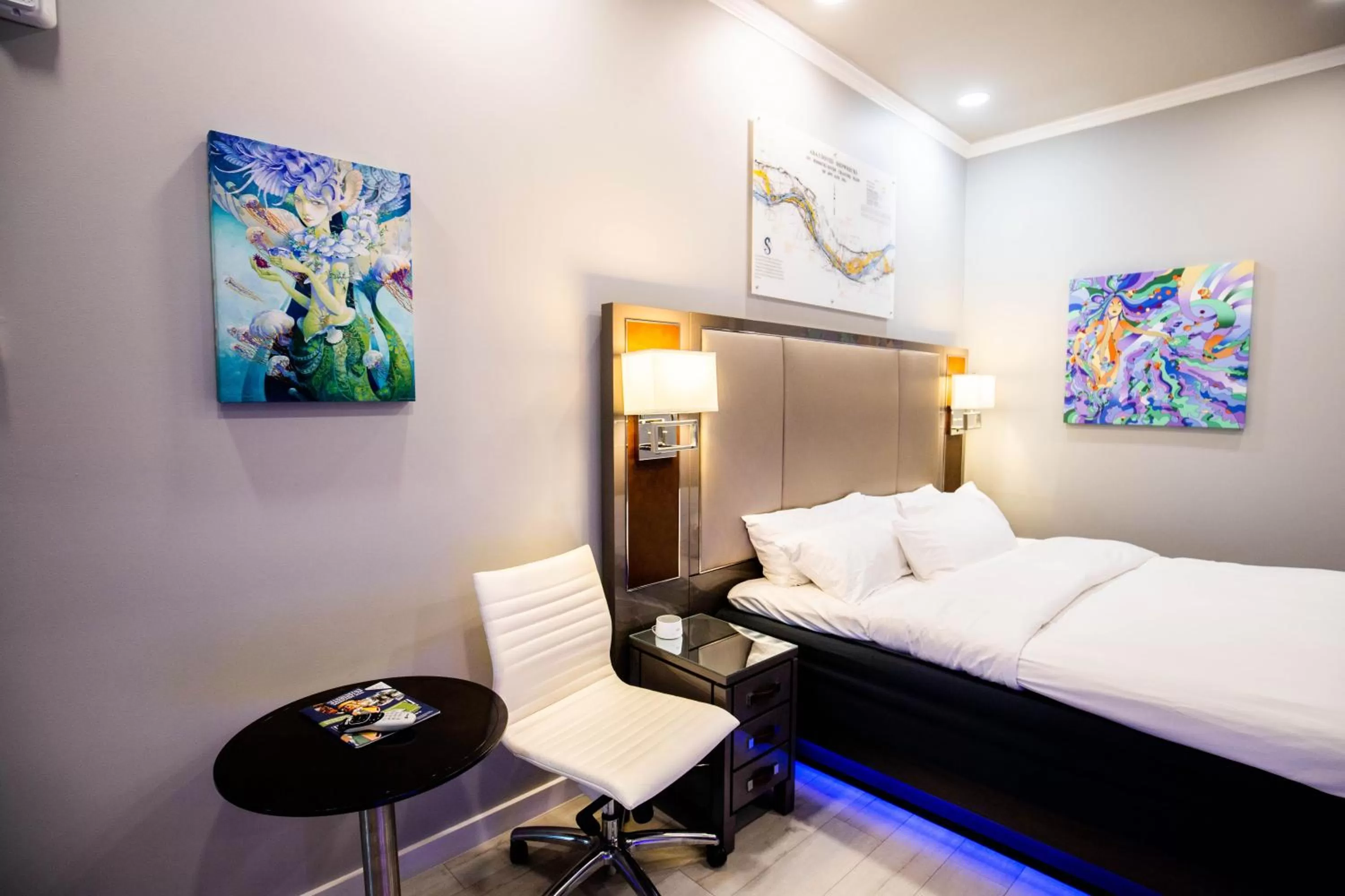 Bed in River Sirens Hotel-Contactless Check in Hotel