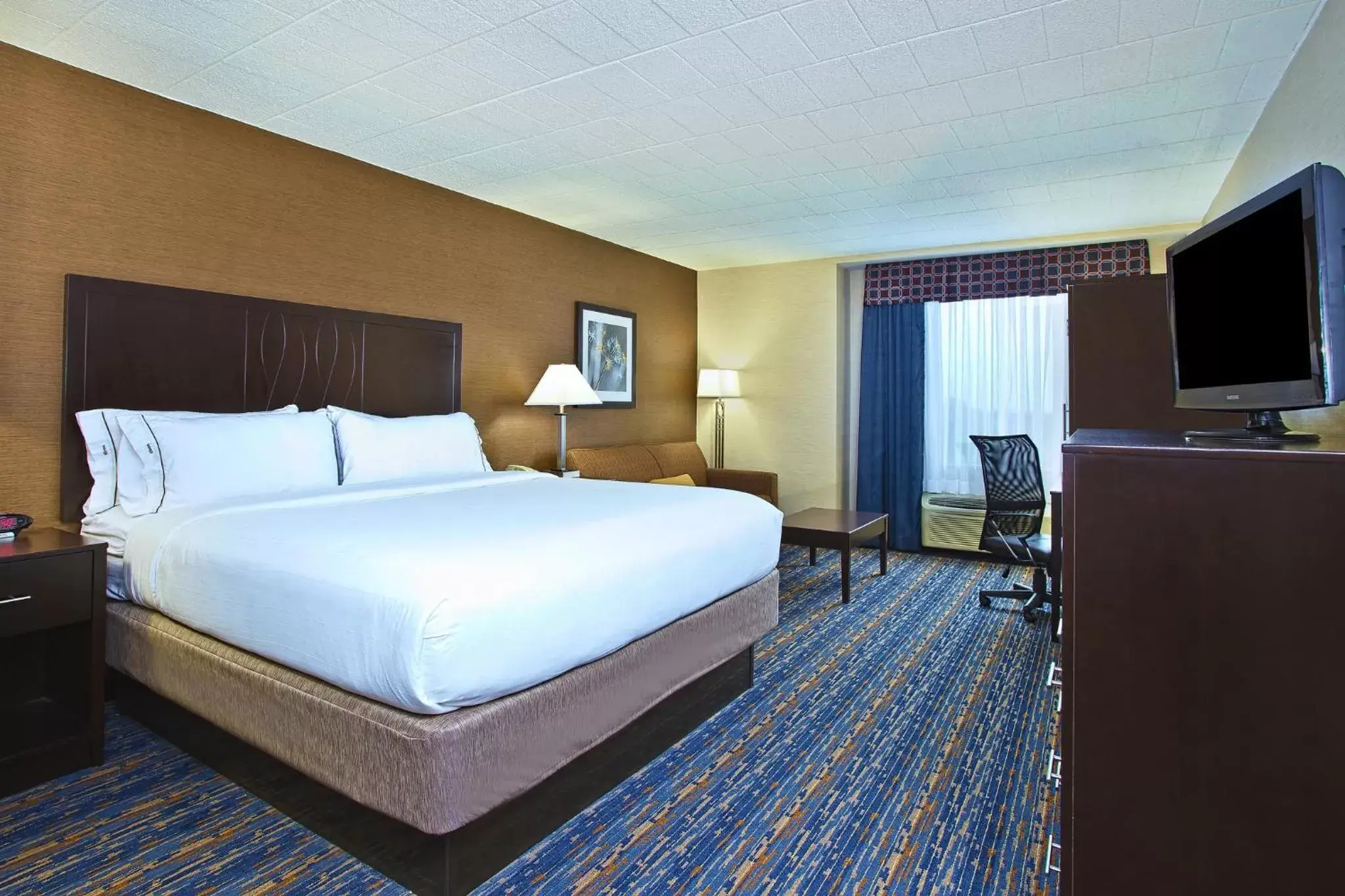 Bed in Holiday Inn Express and Suites Pittsburgh West Mifflin, an IHG Hotel