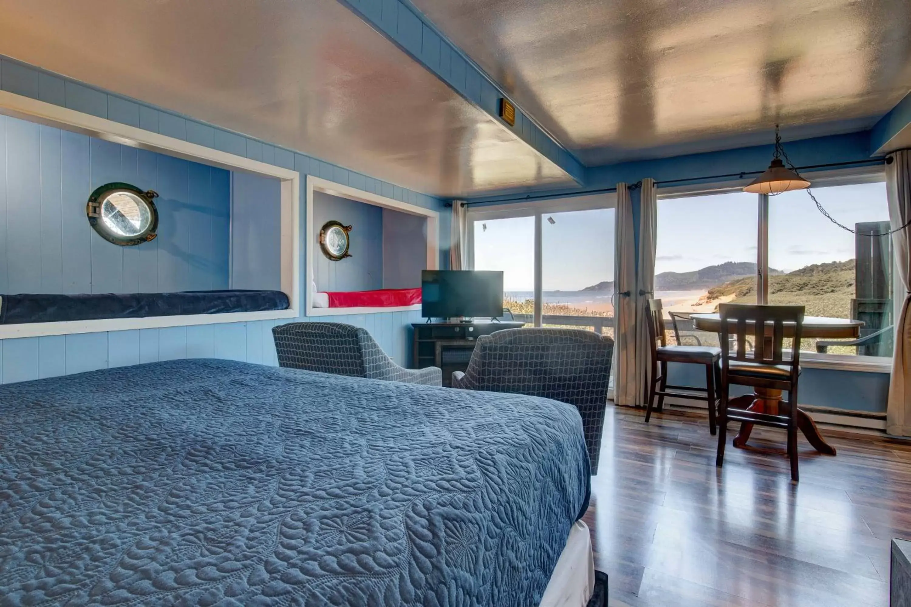 Nautical - Room with King Bed and Bunk Beds in Moolack Shores Inn