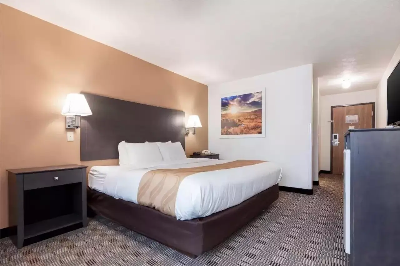 Property building, Bed in Quality Inn & Suites