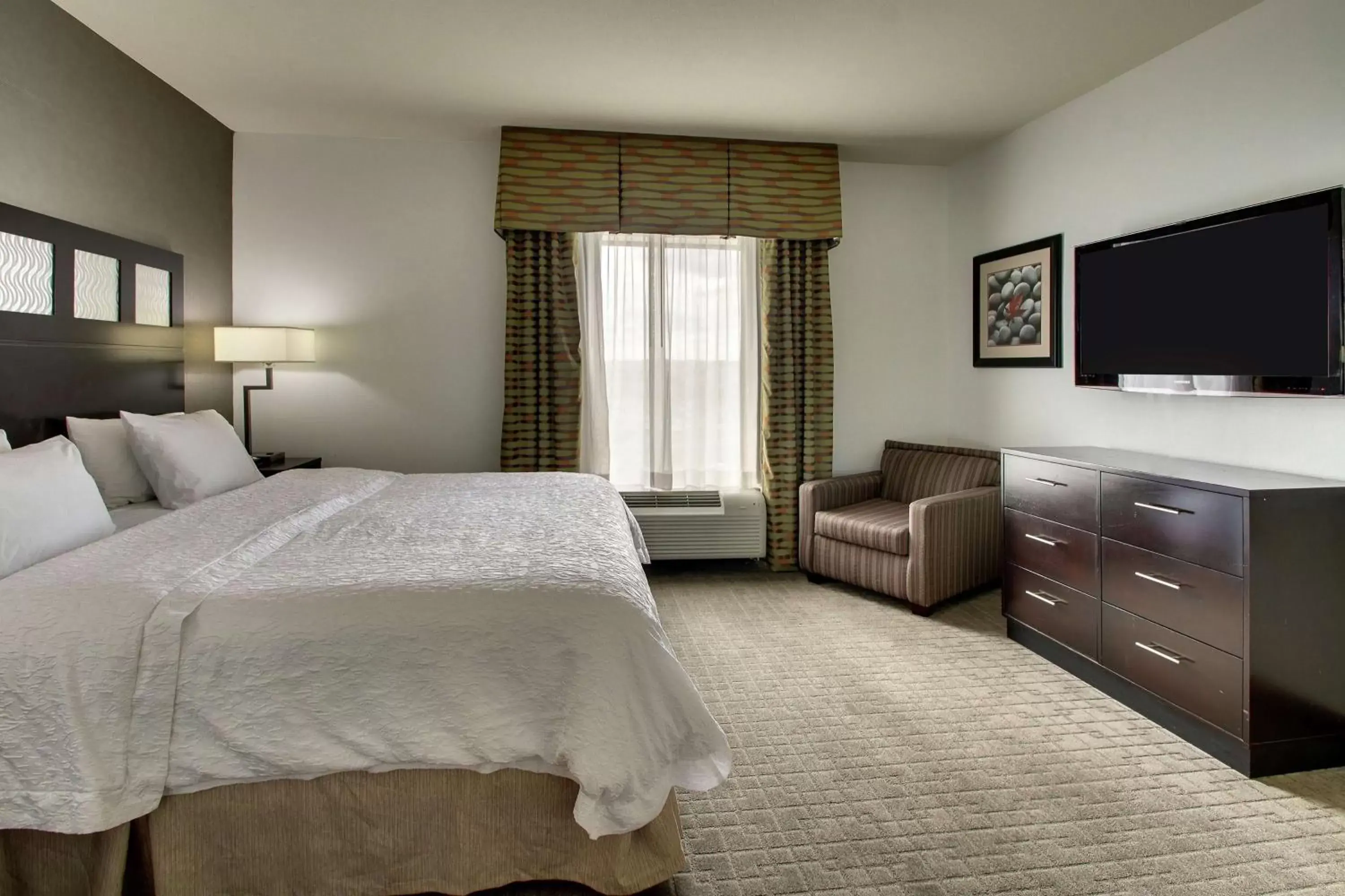 Bedroom, TV/Entertainment Center in Hampton Inn & Suites Shreveport