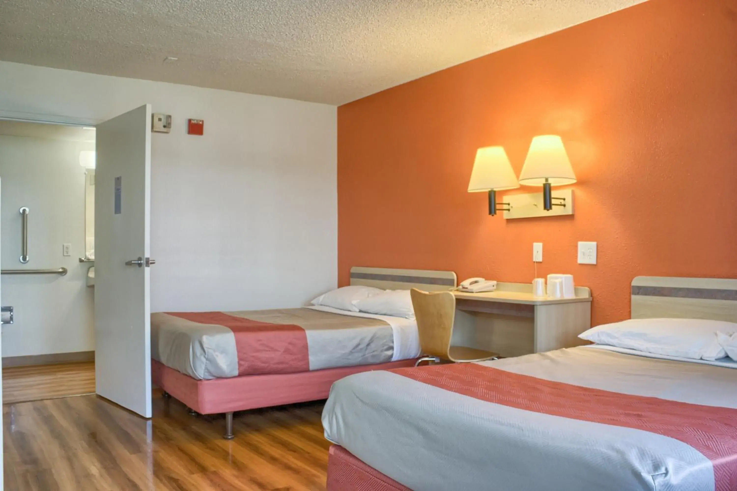 Bedroom, Bed in Motel 6-Seattle, WA - South