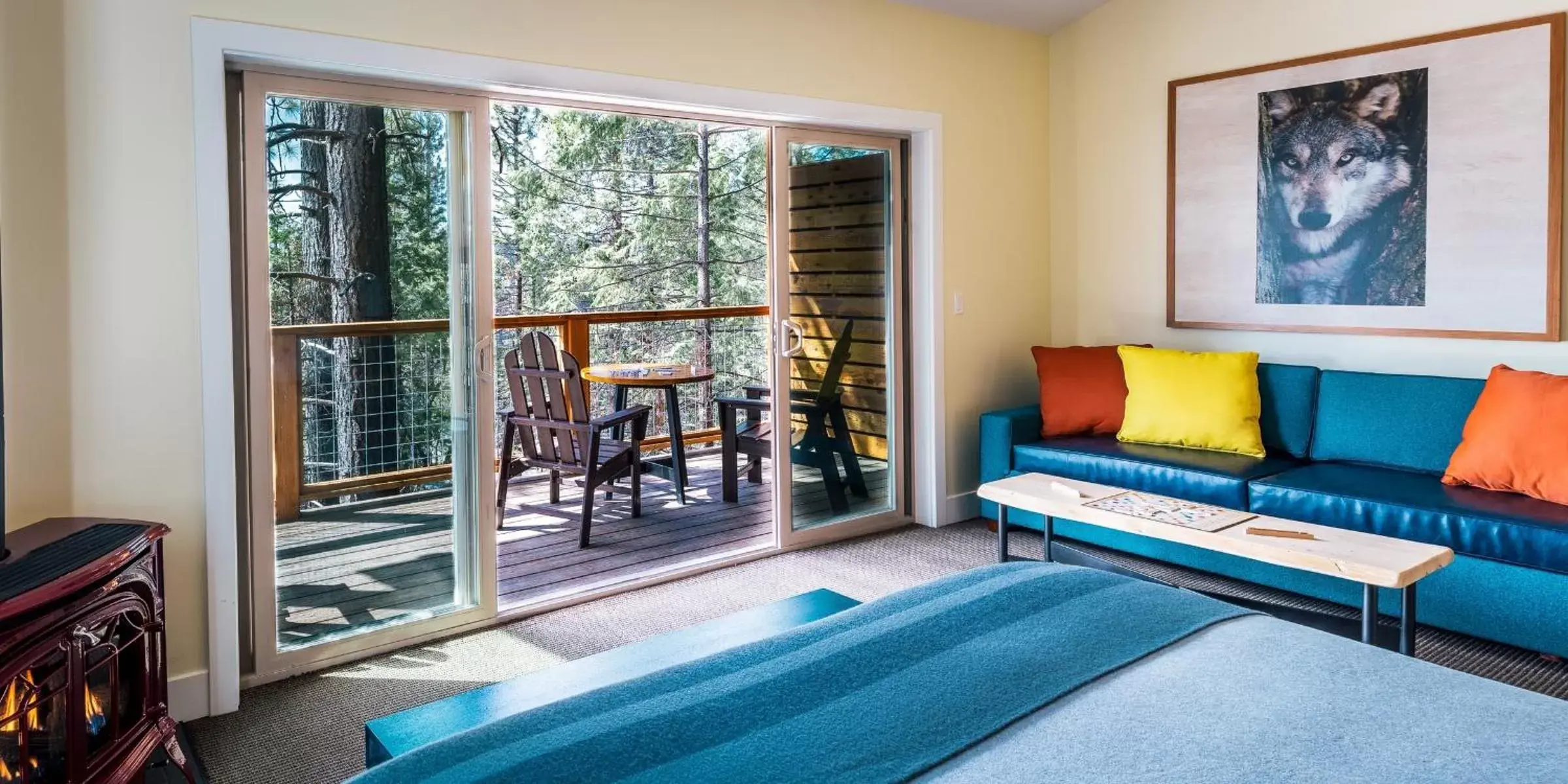 Bed, Seating Area in Rush Creek Lodge at Yosemite