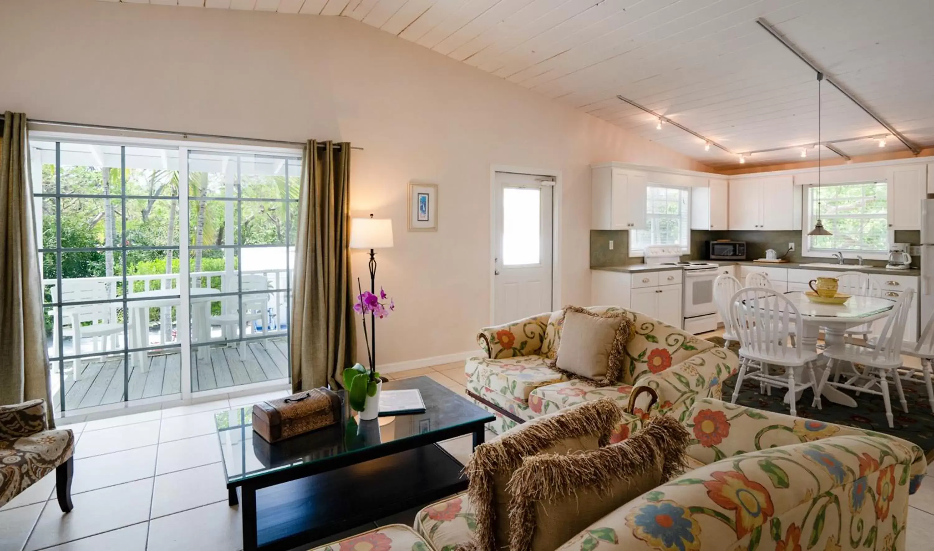 Kitchen or kitchenette, Seating Area in Pines & Palms Resort