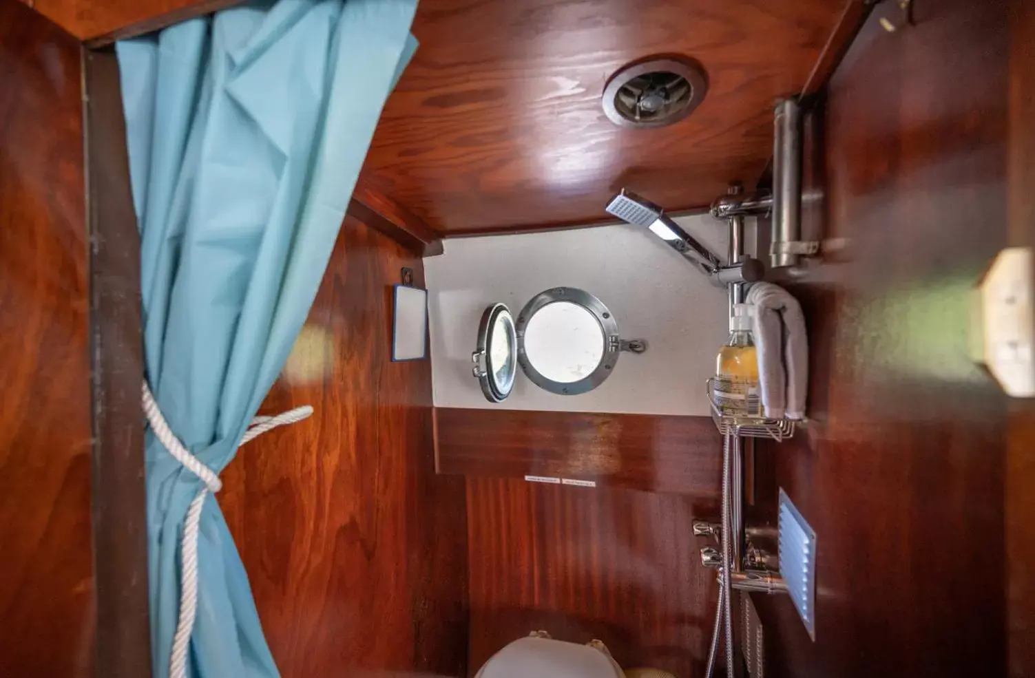 Other, Bathroom in Sealov- Nuit sur un bateau à quai, halte bucolique entre Pont-Remy et Abbeville