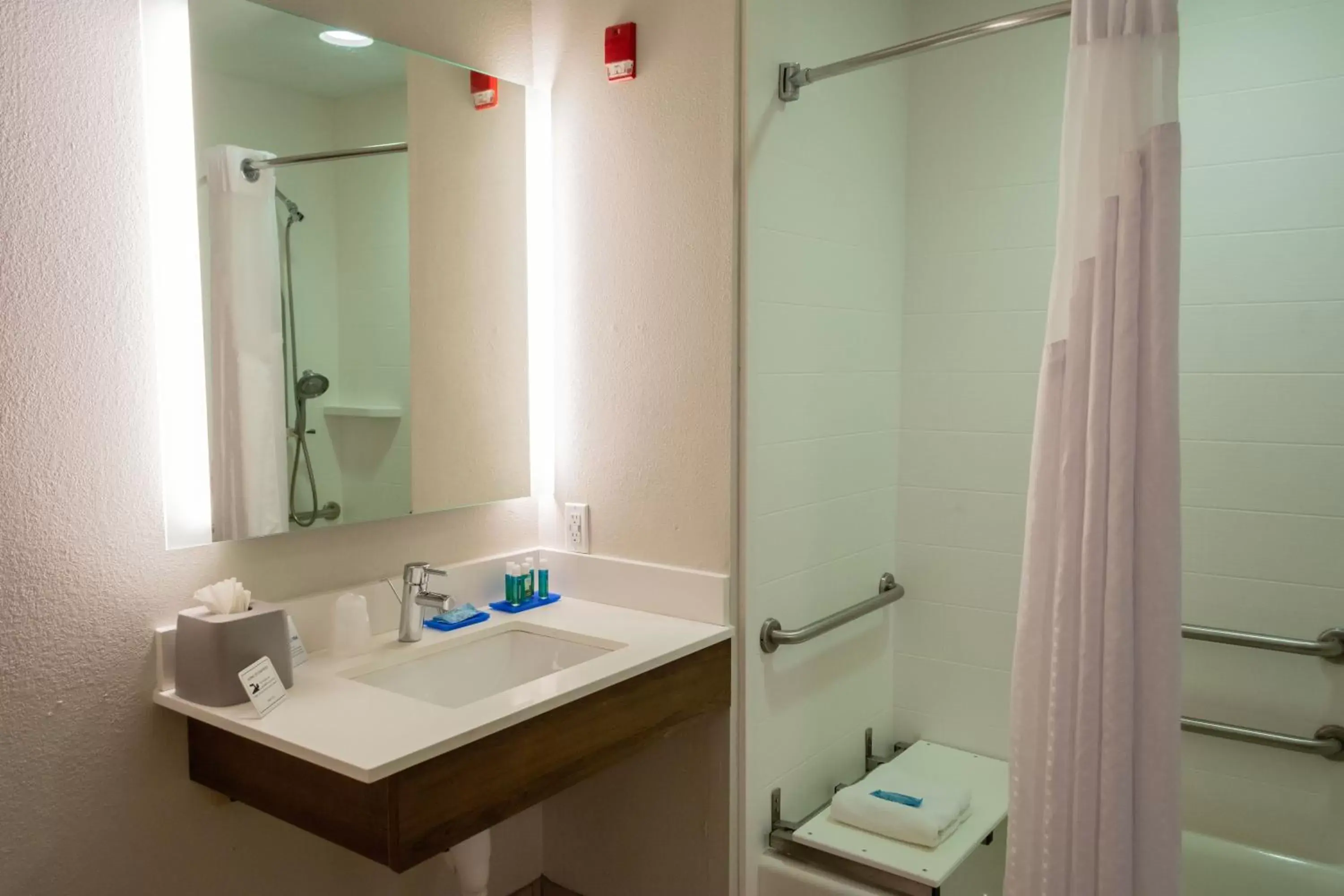Photo of the whole room, Bathroom in Holiday Inn Express Hotel & Suites Muskogee, an IHG Hotel