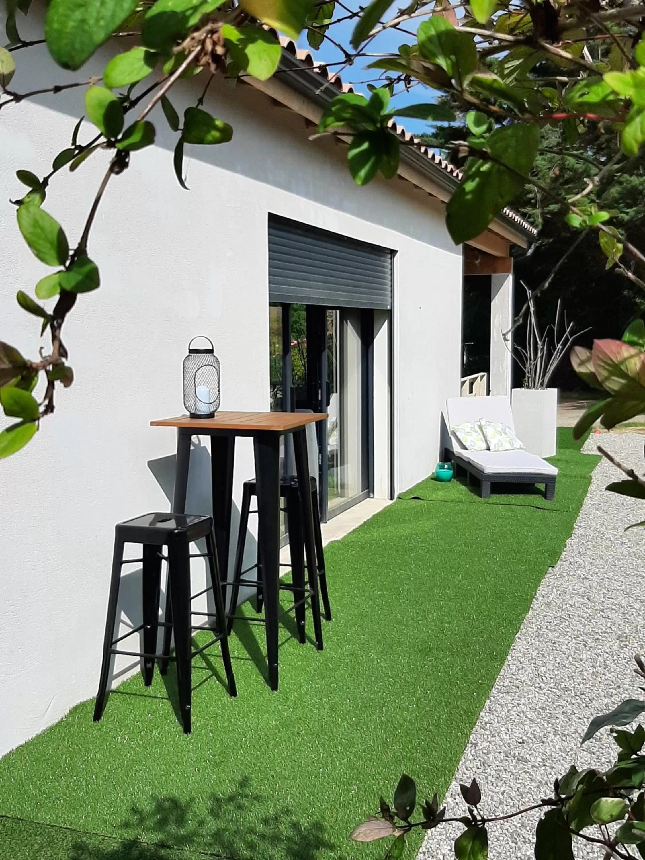 Garden in La Villa Claudia Jardin et Spa