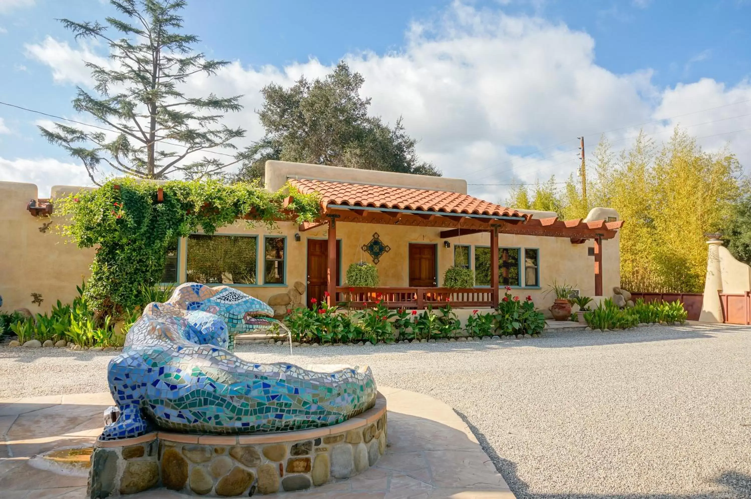 Facade/entrance, Property Building in Blue Iguana Inn