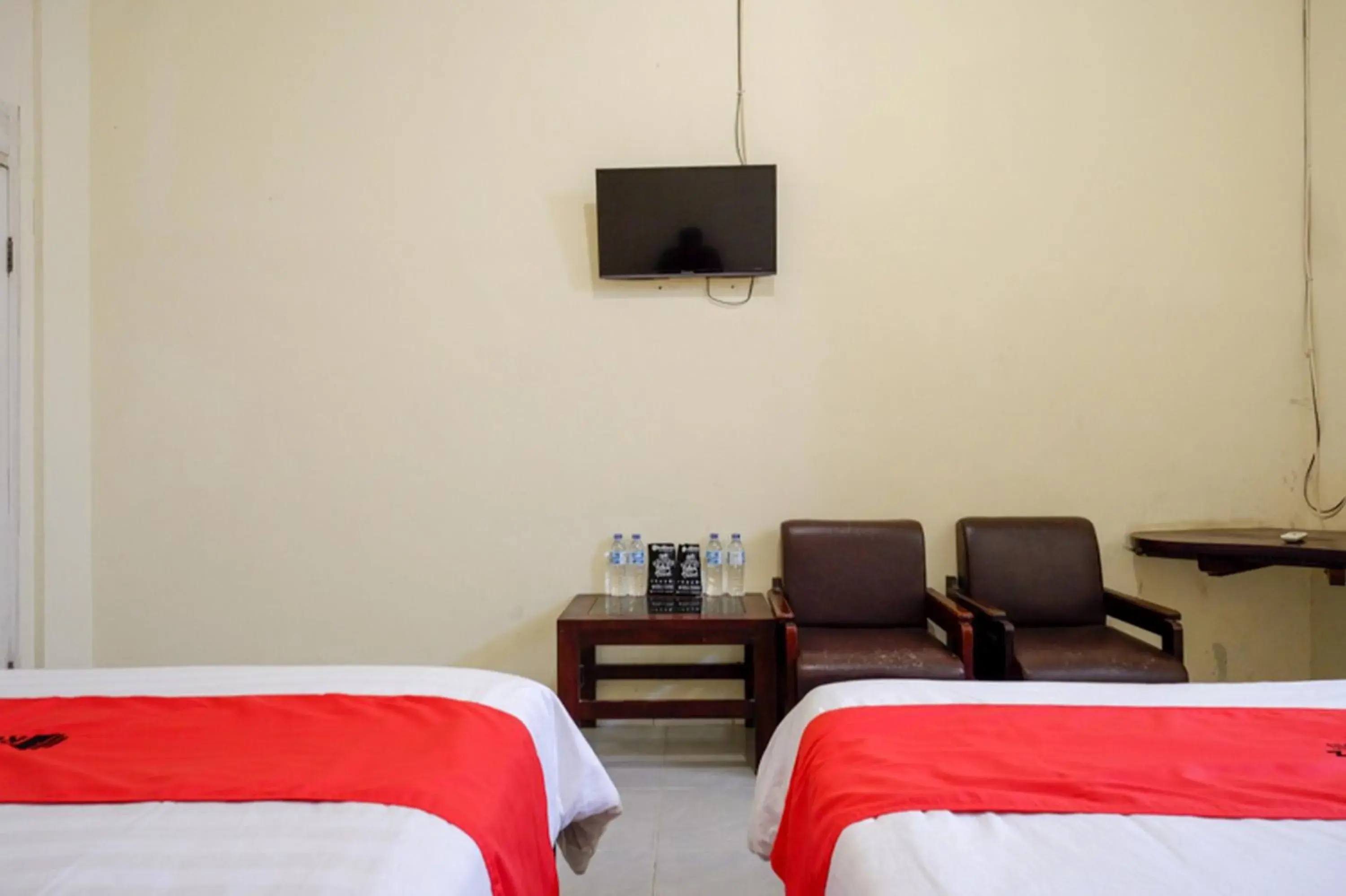 Photo of the whole room, Bed in RedDoorz @ Hotel Citra Indah