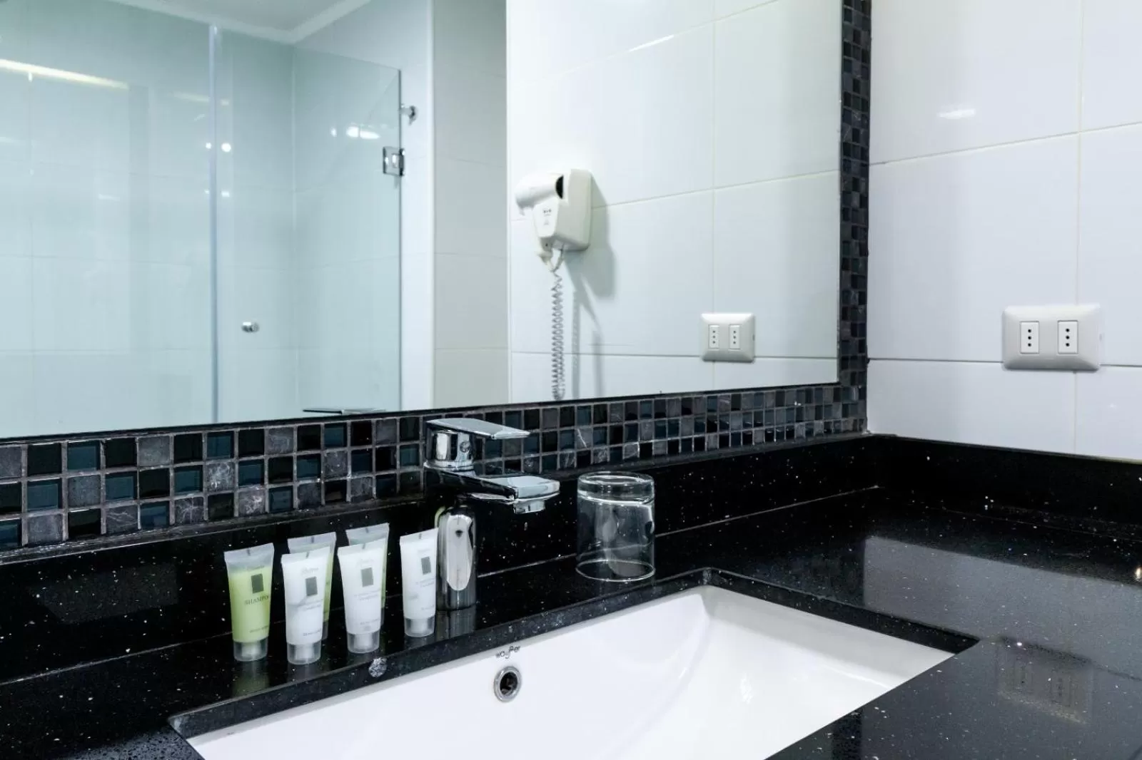 Shower in Hotel HW Libertad