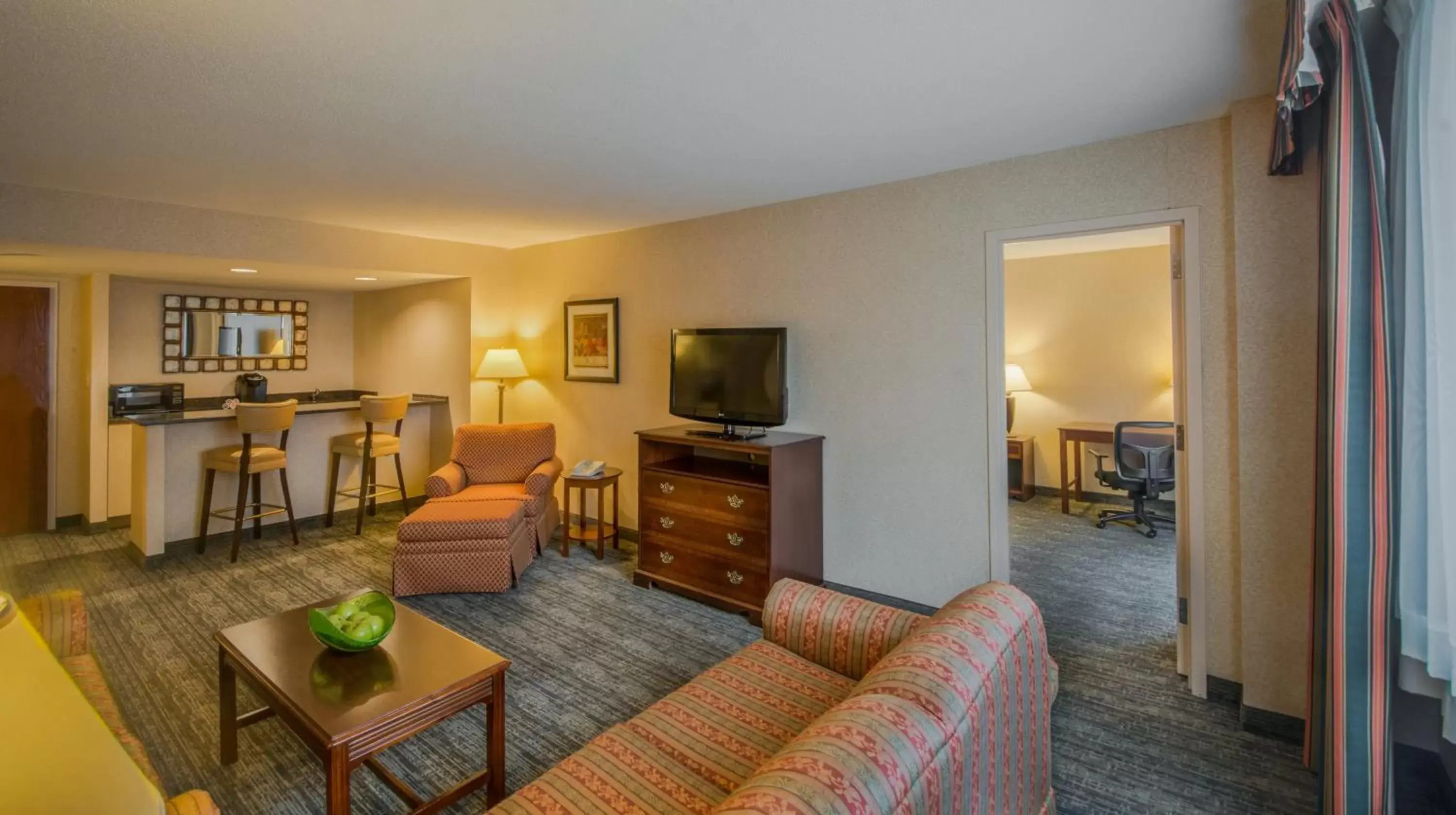 Photo of the whole room, Seating Area in Holiday Inn Arlington at Ballston, an IHG Hotel