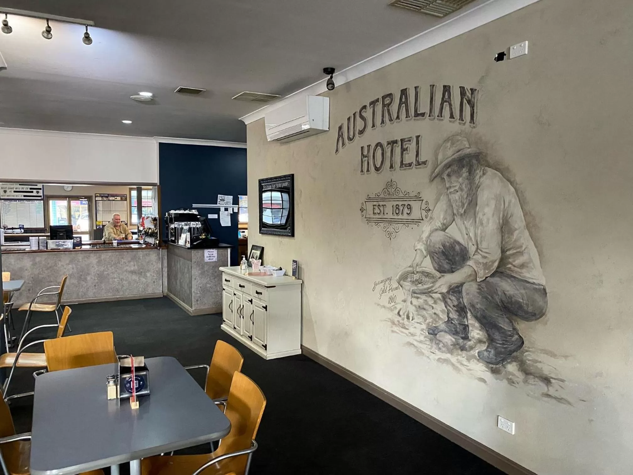 Australian Hotel Young