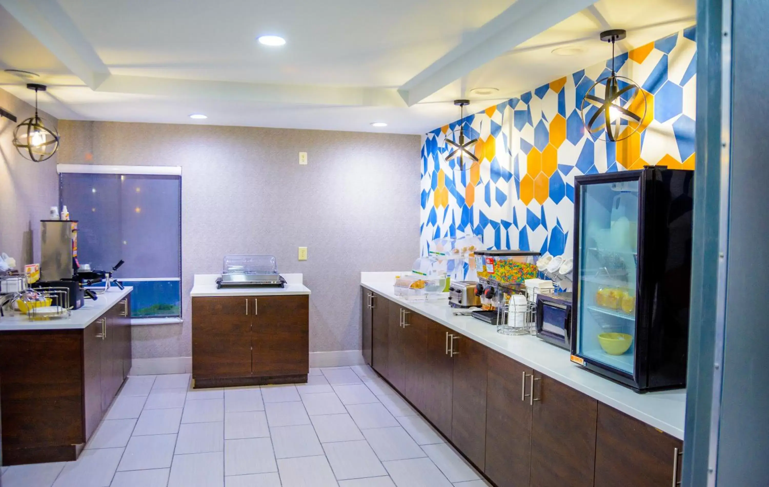 Breakfast, Kitchen/Kitchenette in La Quinta Inn & Suites by Wyndham Fayetteville I-95
