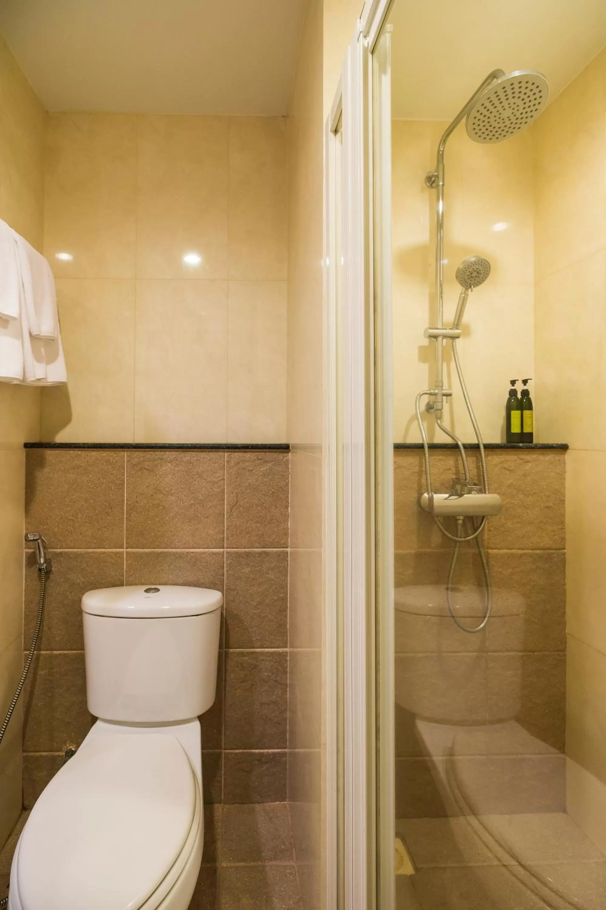 Bathroom in Asoke Residence Sukhumvit by UHG