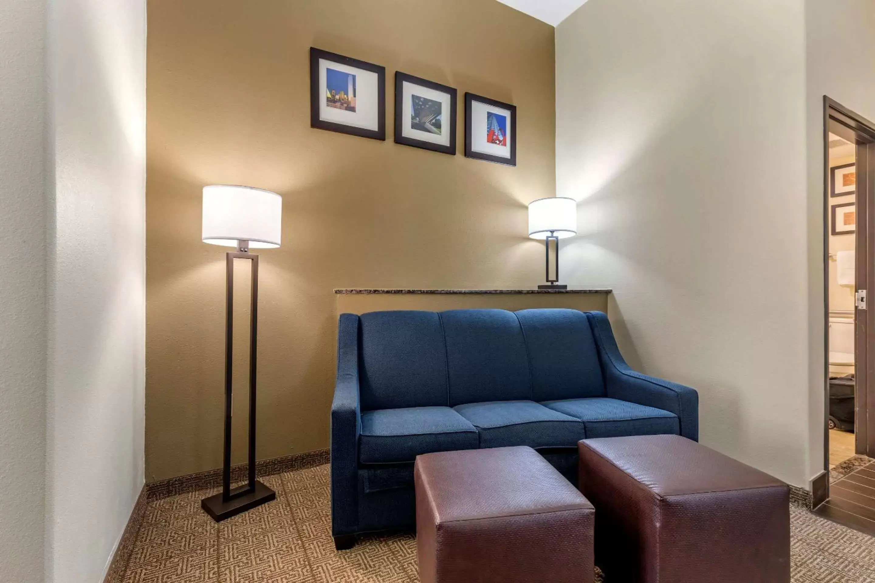 Photo of the whole room, Seating Area in Comfort Suites West Dallas-Cockrell Hill