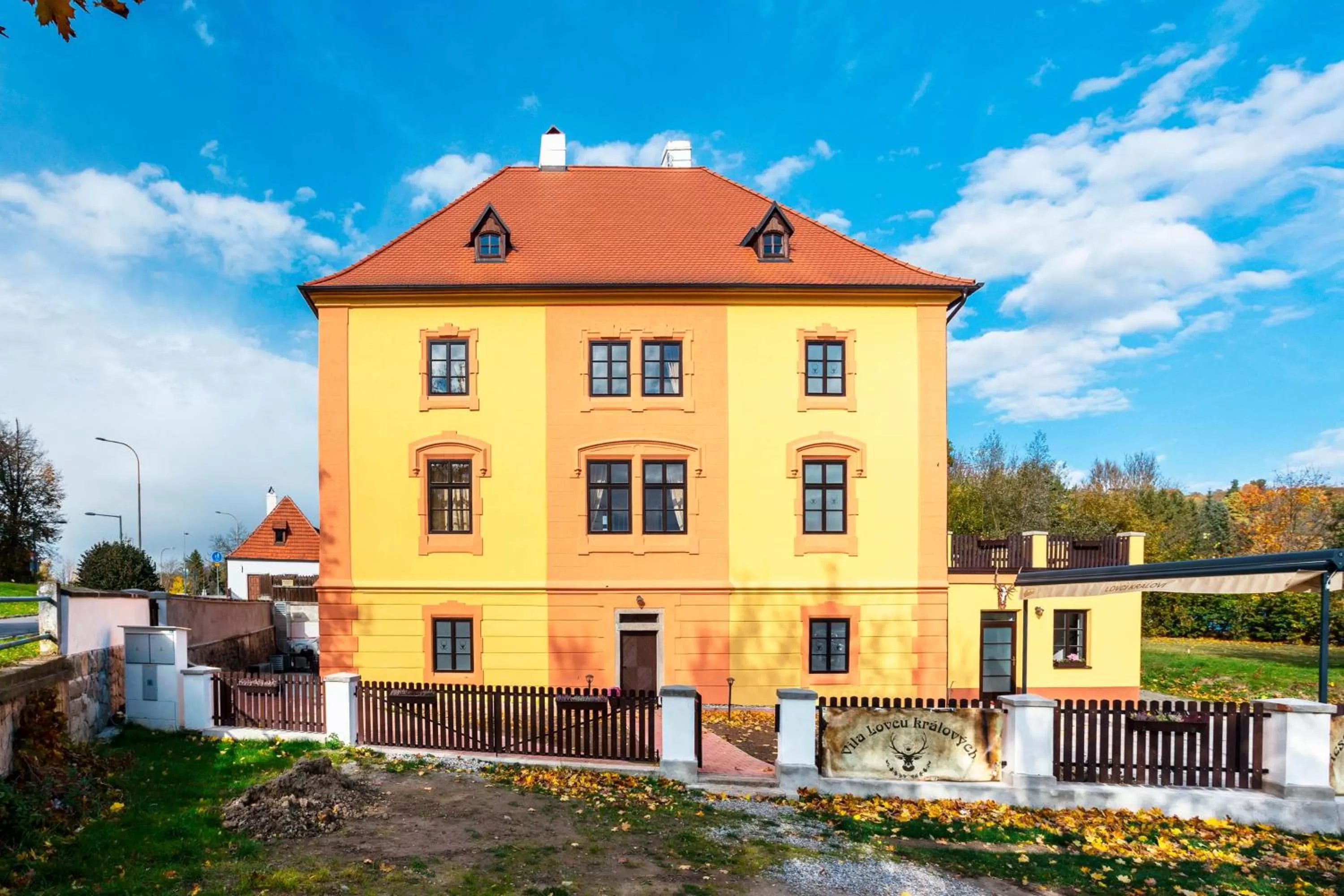 Property Building in Vila Lovců králových