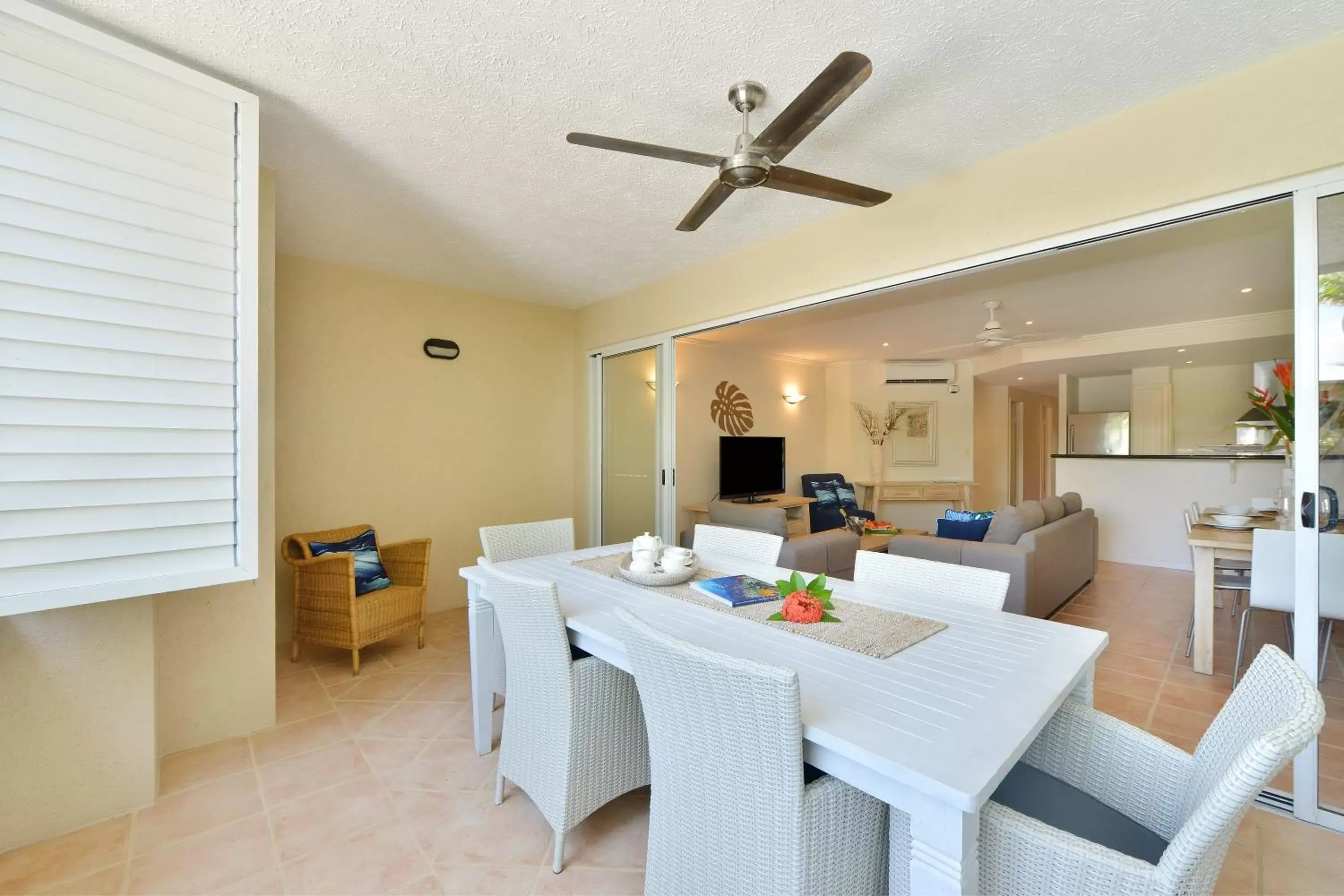 Balcony/Terrace, Dining Area in Cayman Villas Port Douglas