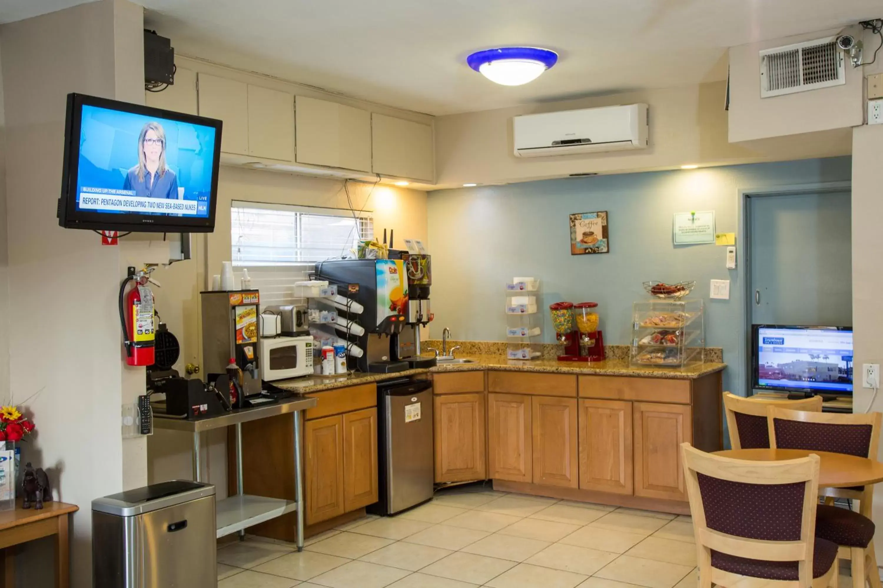 American breakfast, Kitchen/Kitchenette in Townhouse Inn and Suites