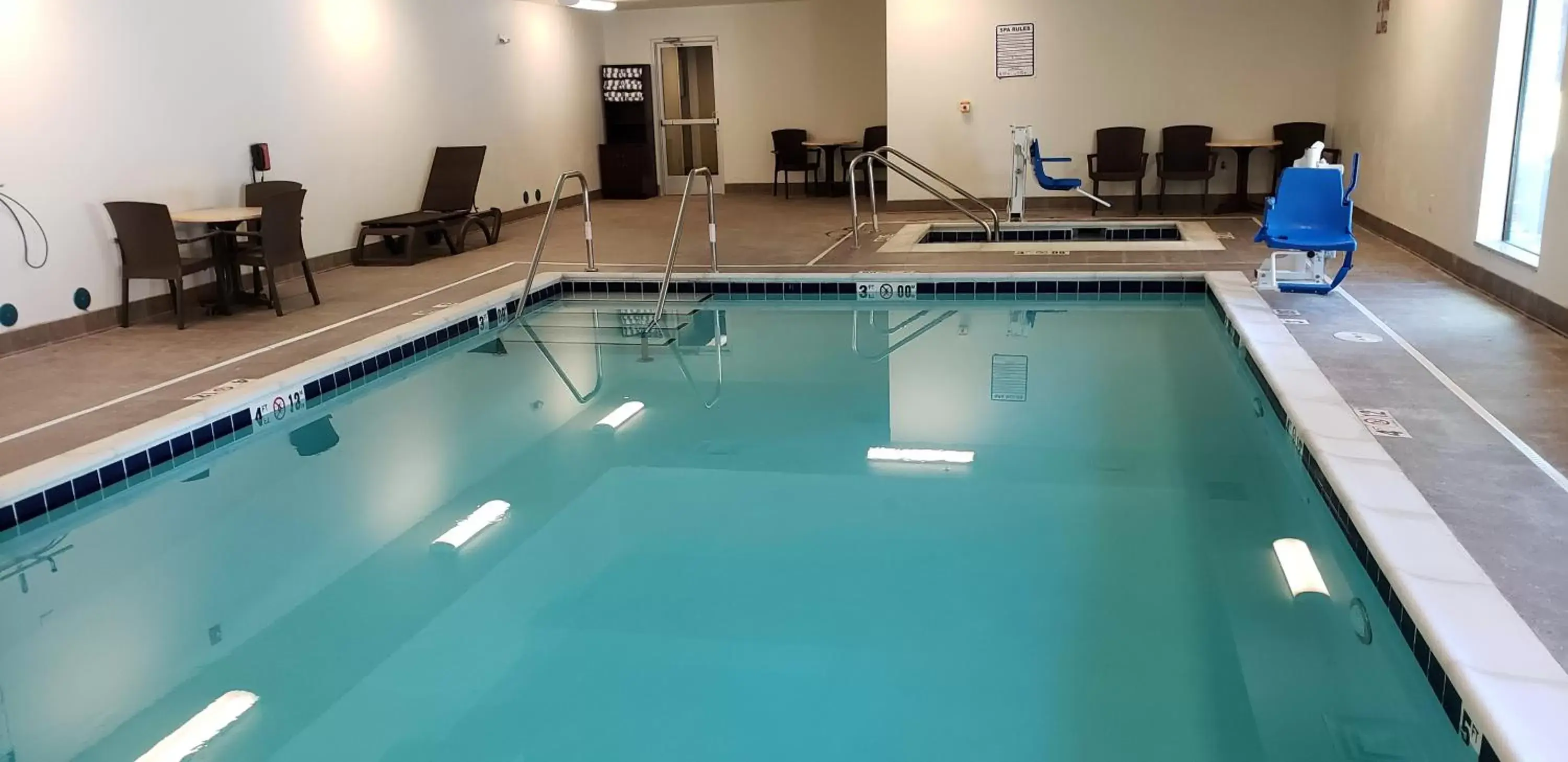 Hot Tub, Swimming Pool in Comfort Suites Denver near Anschutz Medical Campus