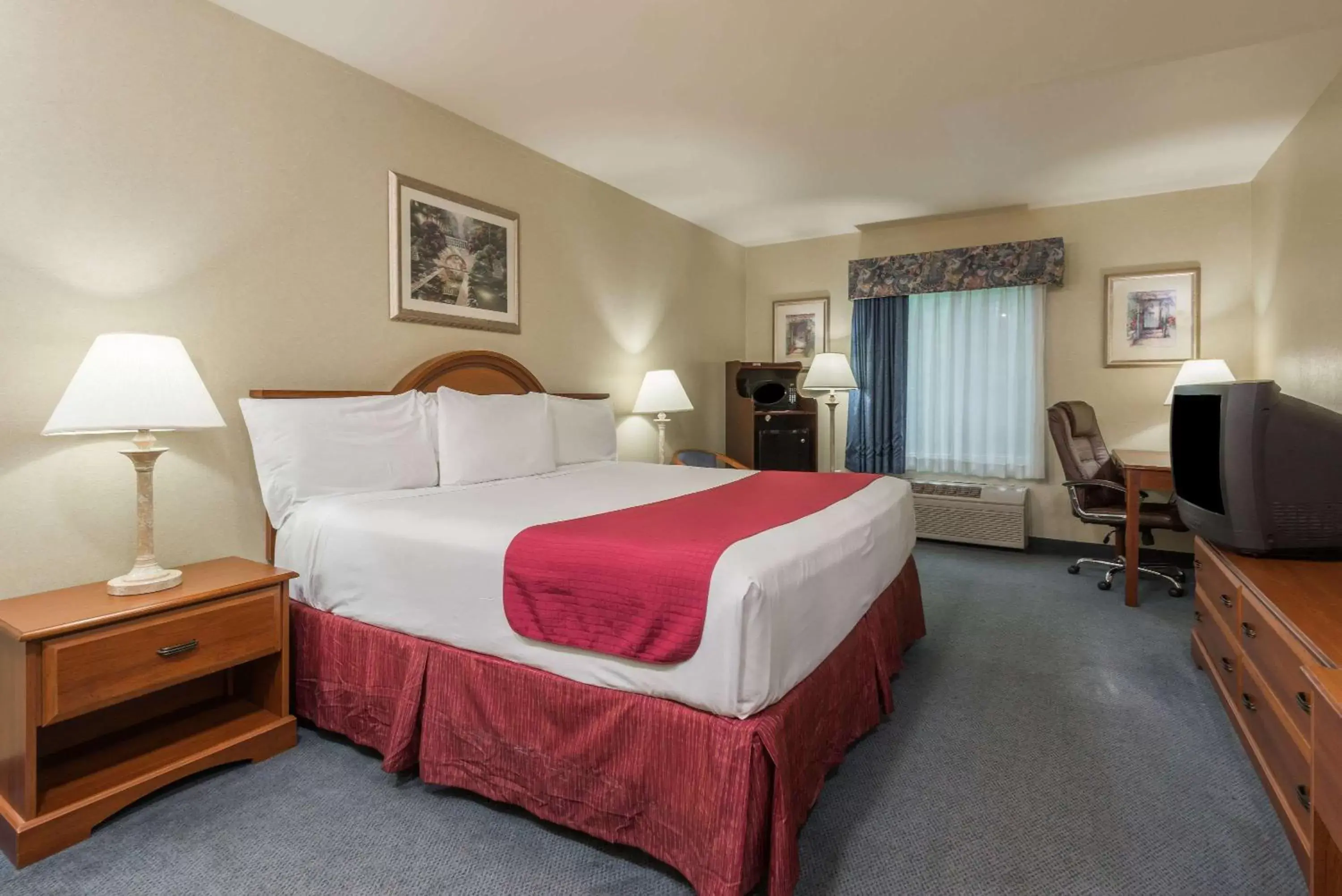 Photo of the whole room, Bed in Manchester Inn & Suites