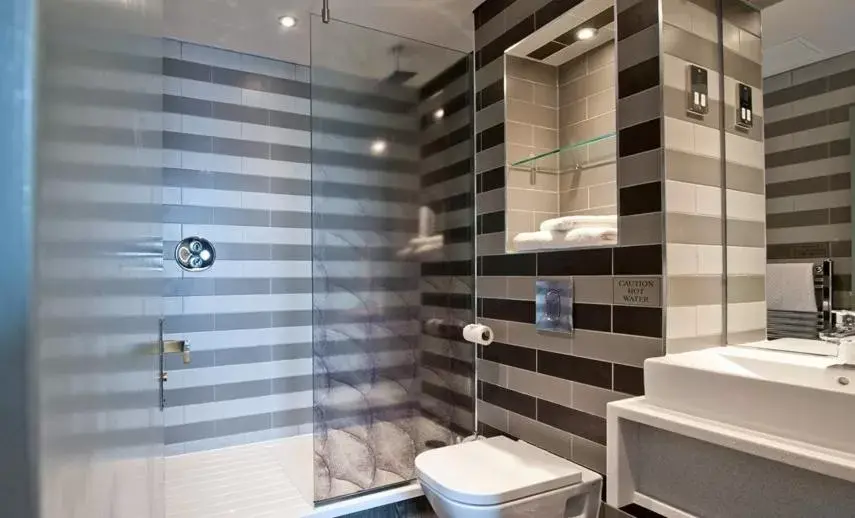 Shower, Bathroom in The Saltoun Inn