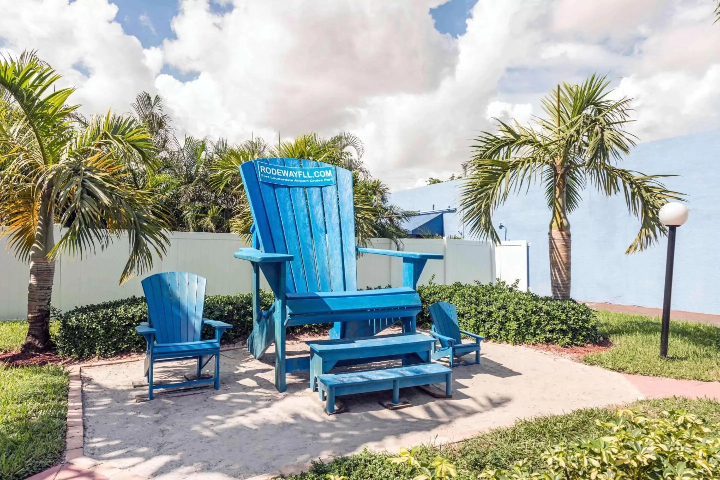 Swimming pool in Rodeway Inn & Suites Fort Lauderdale Airport & Cruise Port