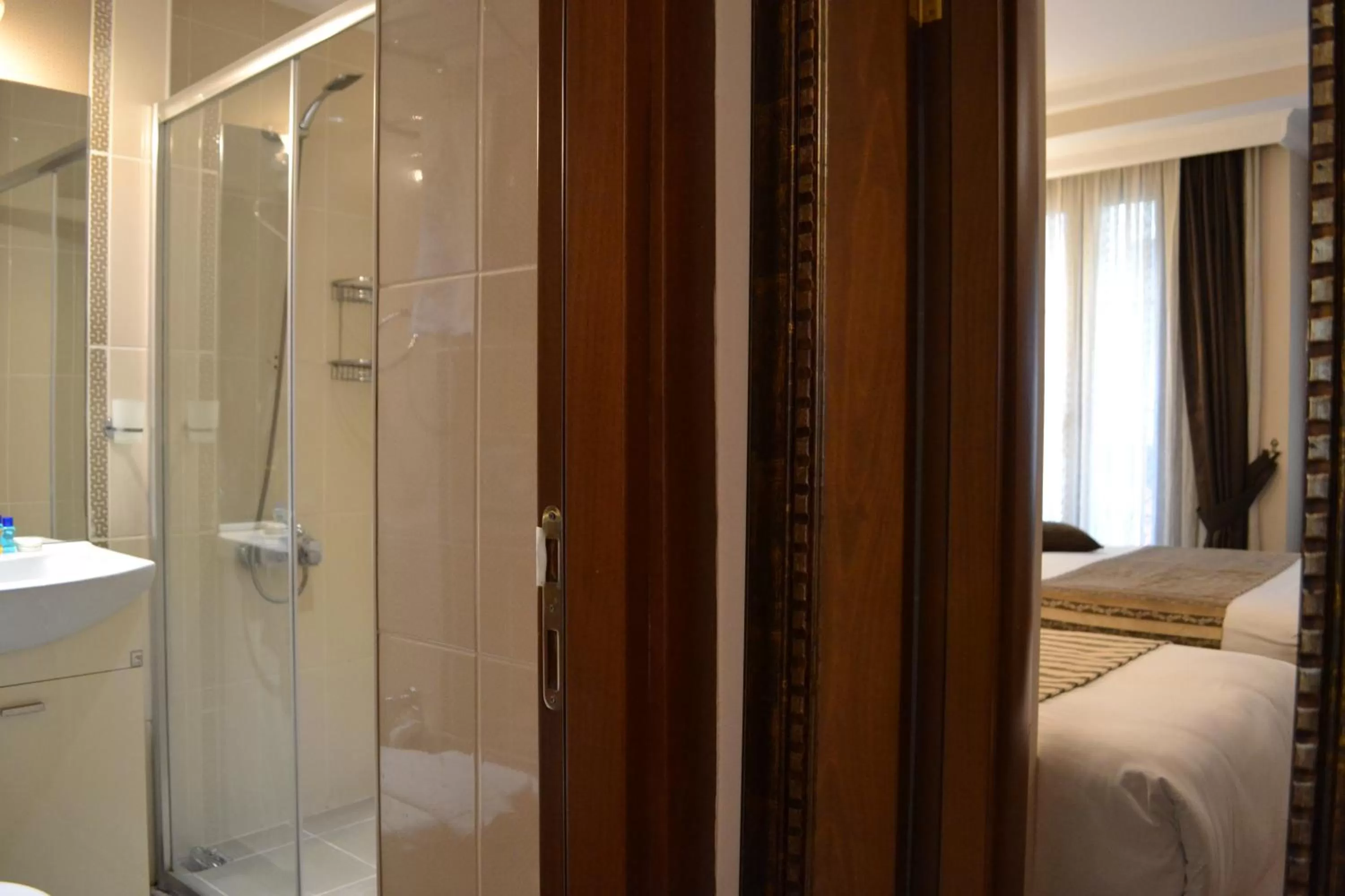Shower, Bed in Seven Days Hotel - İstanbul